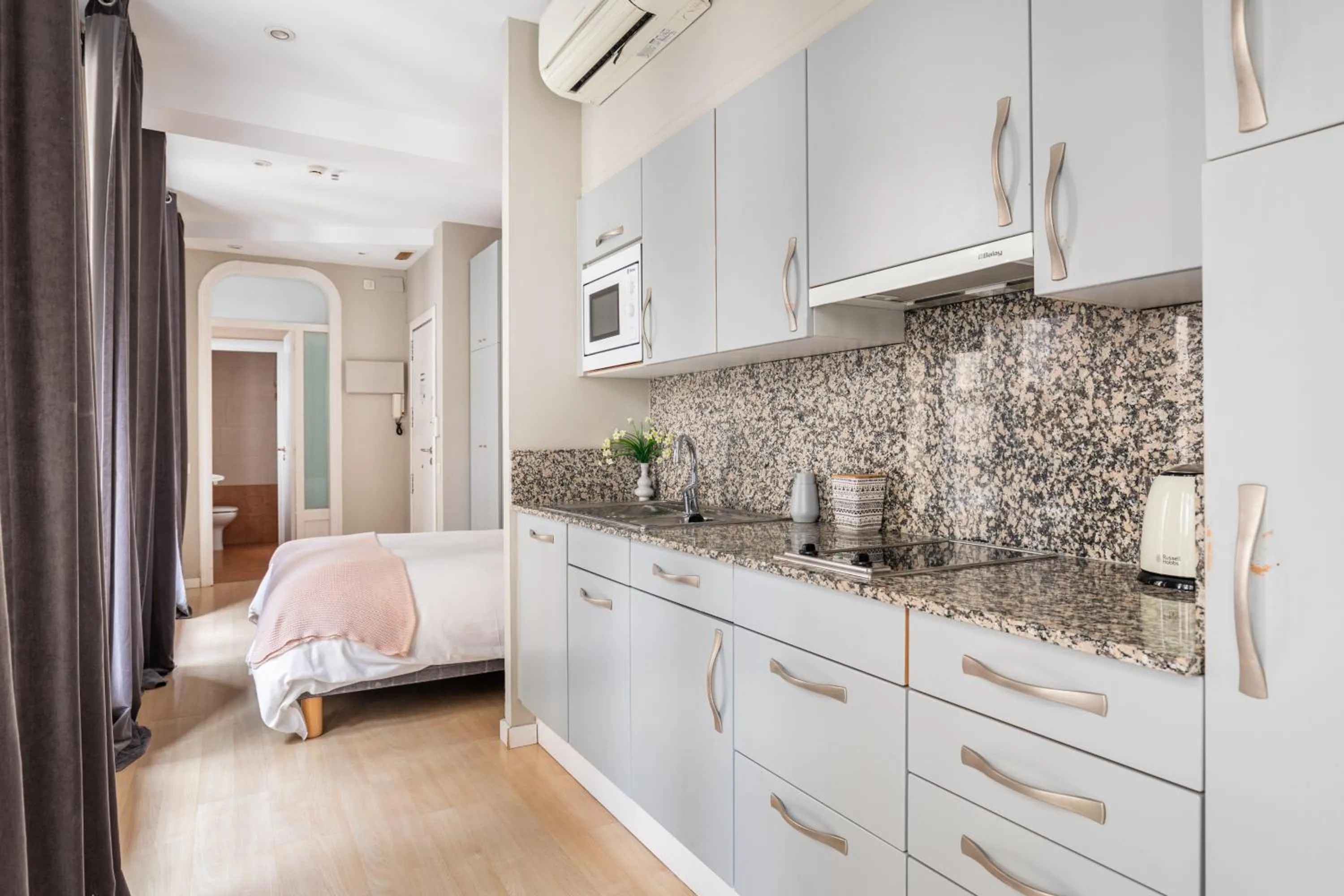kitchen, Bed in El Alma de las Ramblas