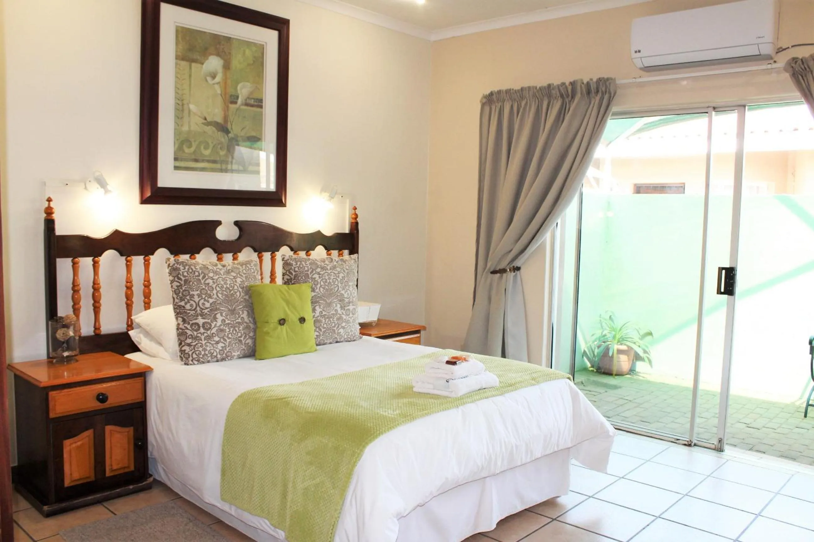 Bed in Ngwenya Boutique Hotel