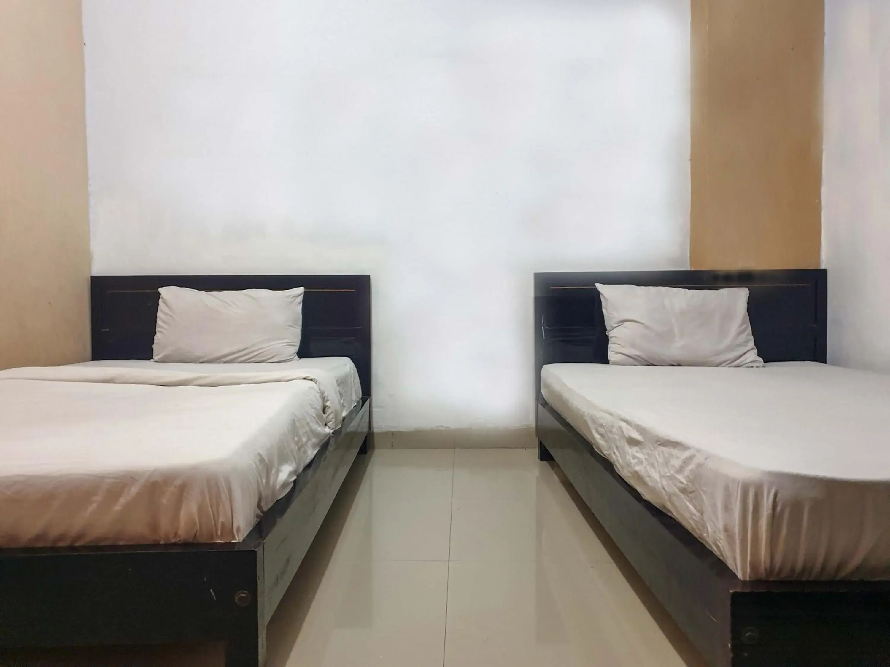 Standard Twin Room in Grand Azizah Makassar RedPartner Standard Twin Room in Grand Azizah Makassar RedPartner