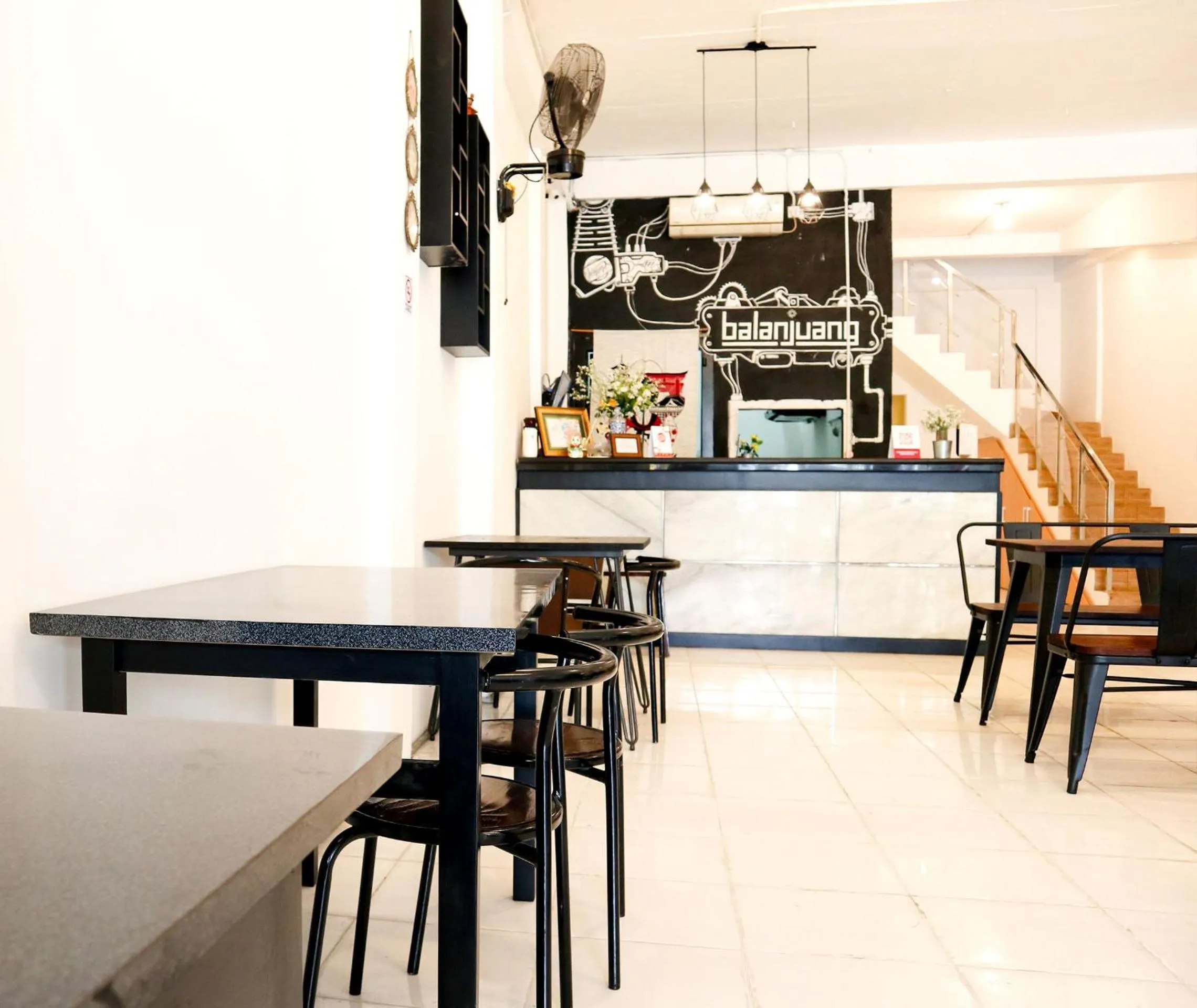 Restaurant/places to eat in Hotel O Monalisa Residence And Cafe