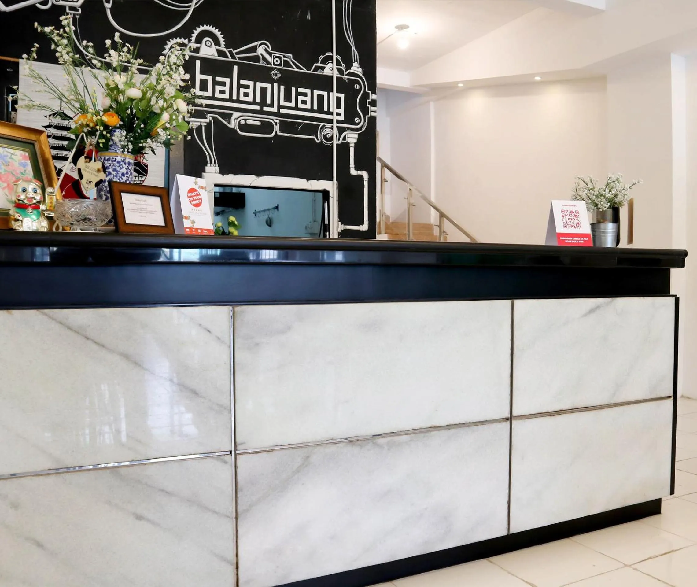 Lobby or reception in Hotel O Monalisa Residence And Cafe