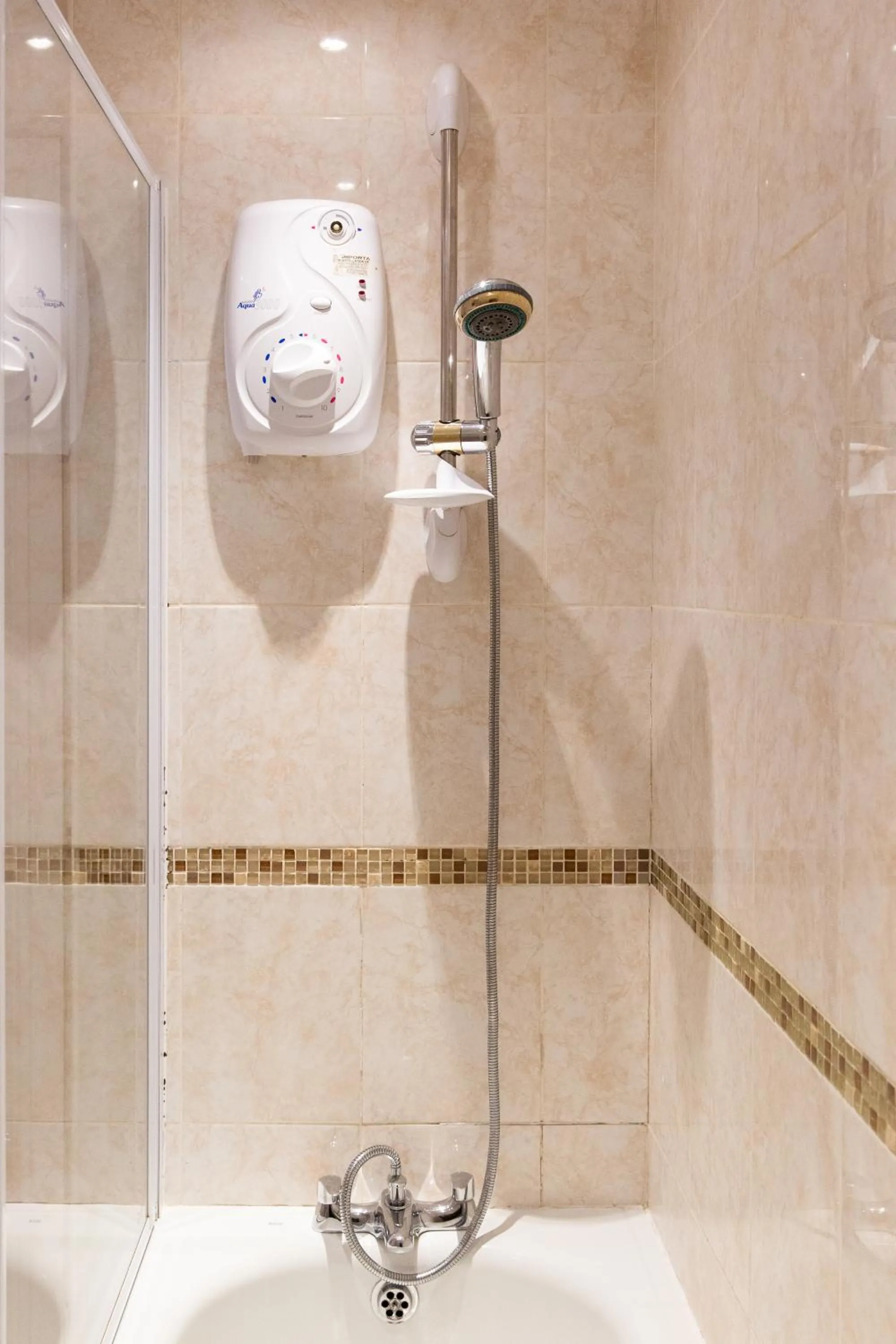 Bathroom in Velvet 2-bedroom apartment, Clockhouse, Hoddesdon