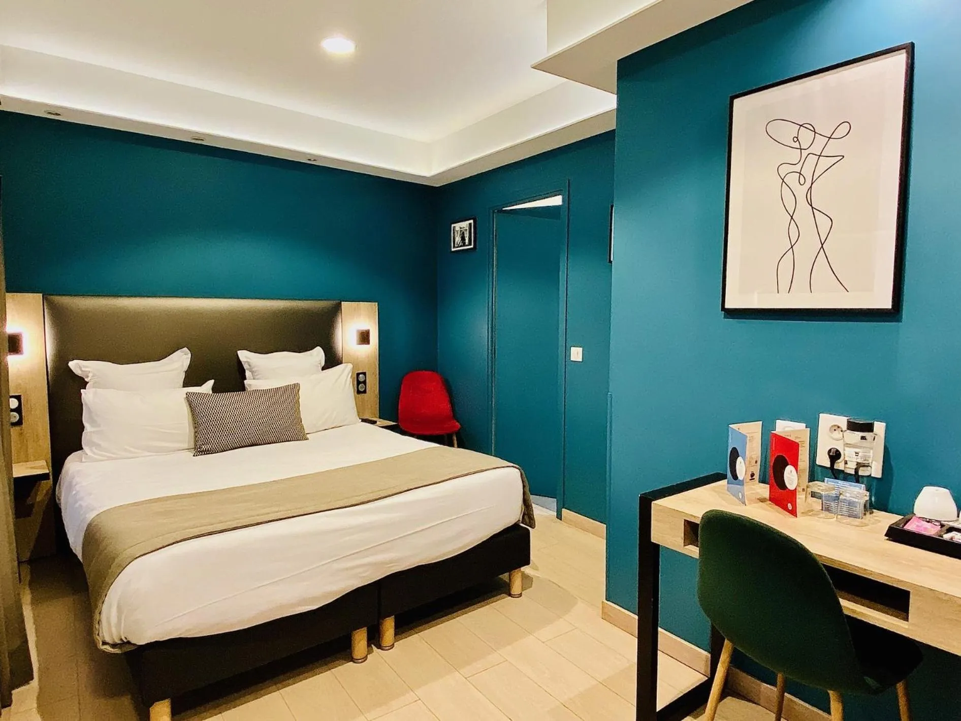 Bed in Grand Hôtel Clichy Paris