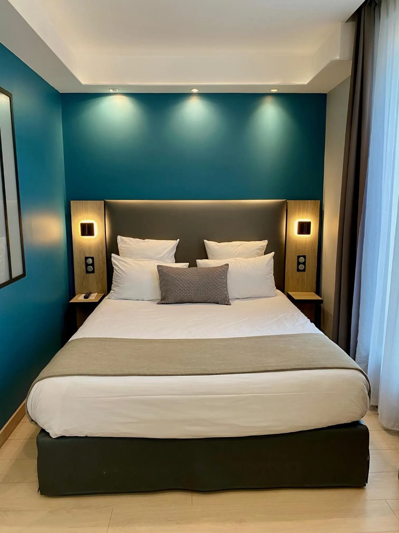 Bed in Grand Hôtel Clichy Paris