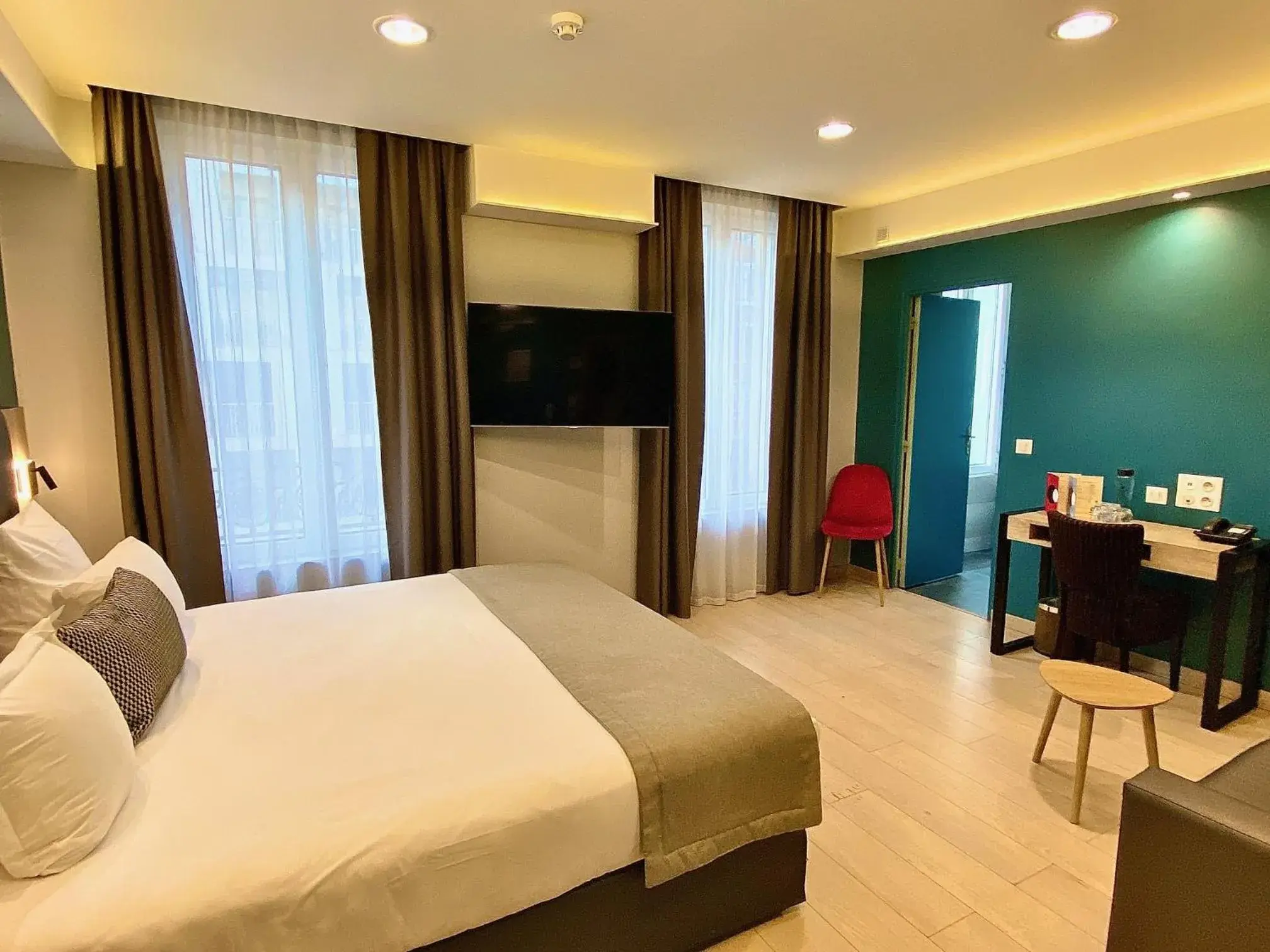 Bed in Grand Hôtel Clichy Paris Bed in Grand Hôtel Clichy Paris