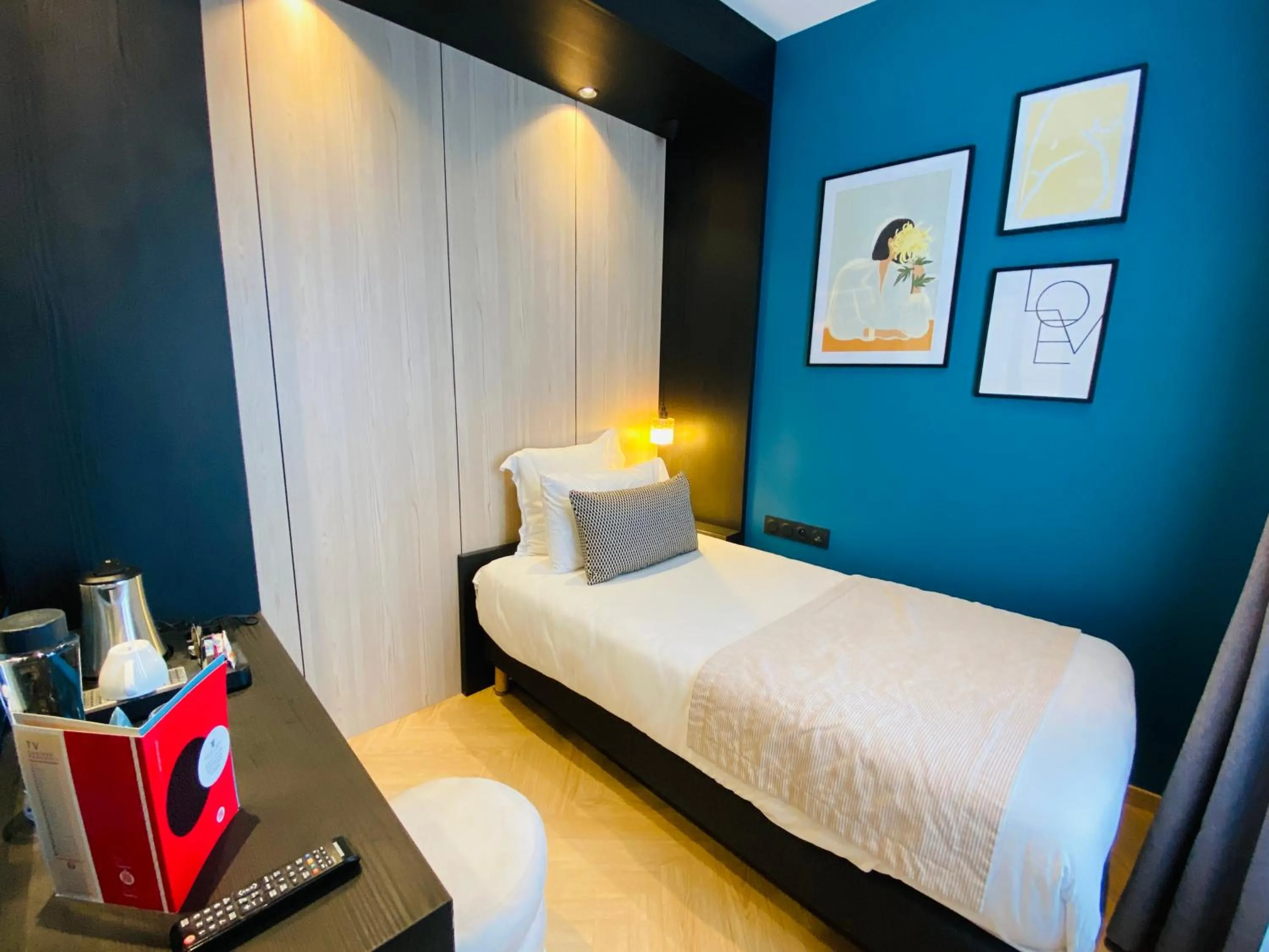 Bed in Grand Hôtel Clichy Paris