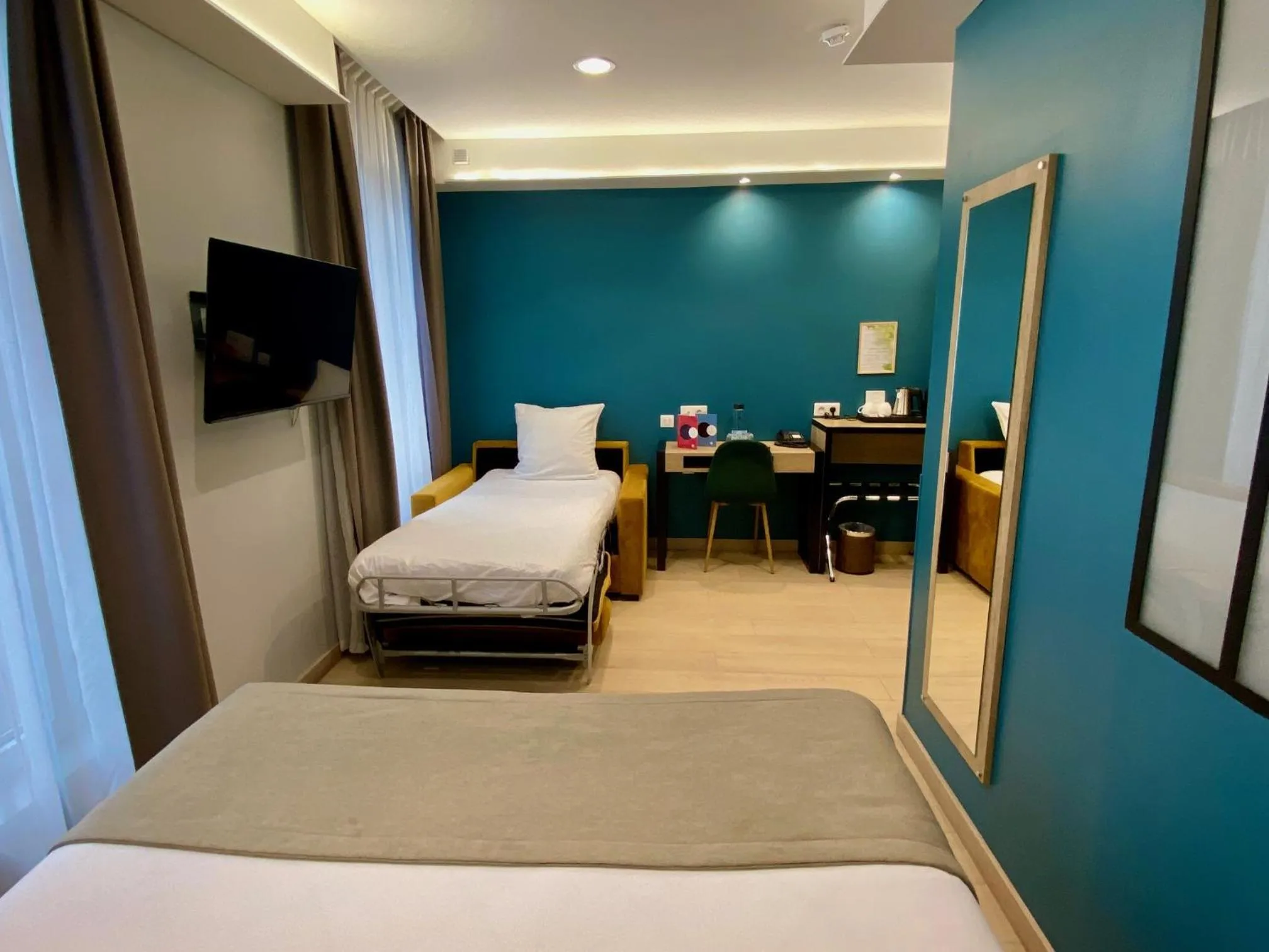 Bed in Grand Hôtel Clichy Paris