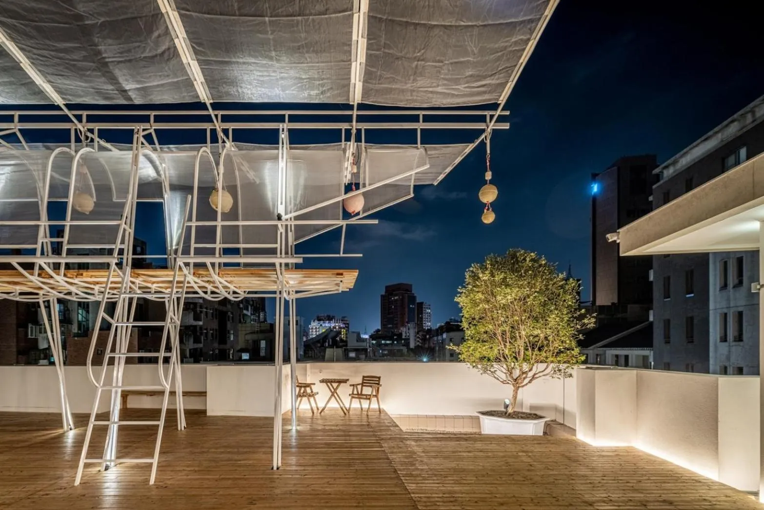 Area and facilities in SI Hotel