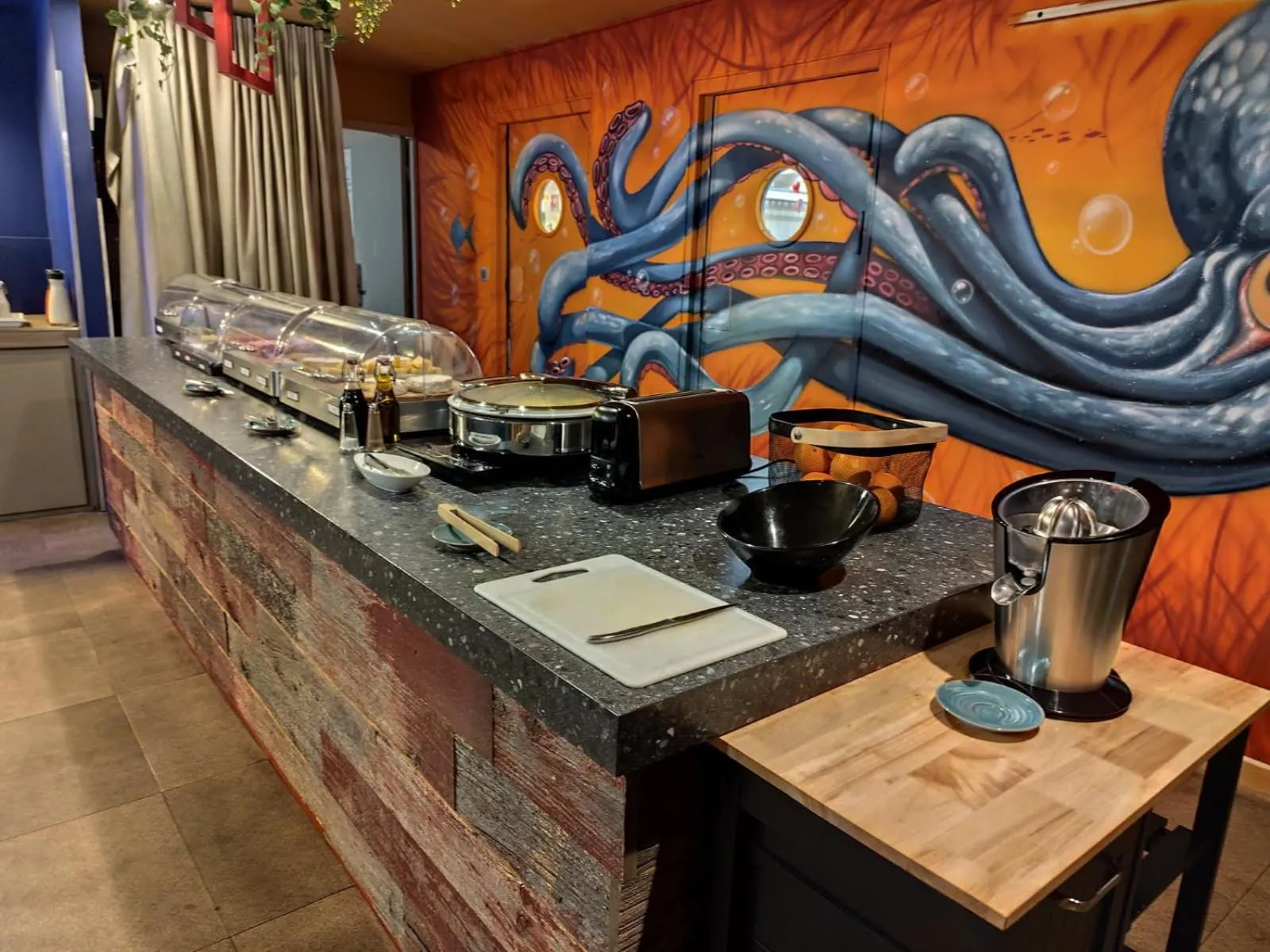 Swimming pool in Best Western Linko Aubagne