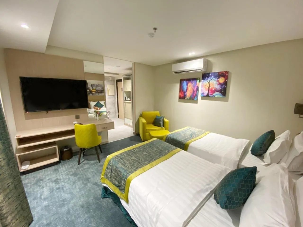 Communal lounge/ TV room, Bed in Touq Al Balad Hotel