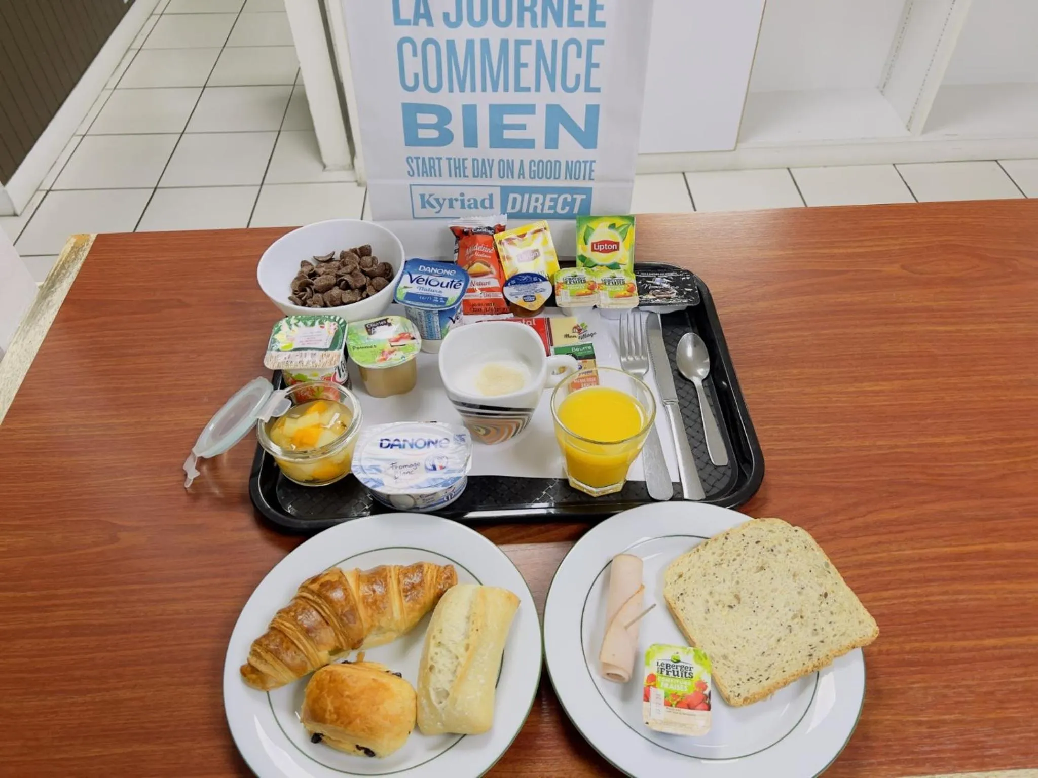 Breakfast in Kyriad Direct Val de Reuil