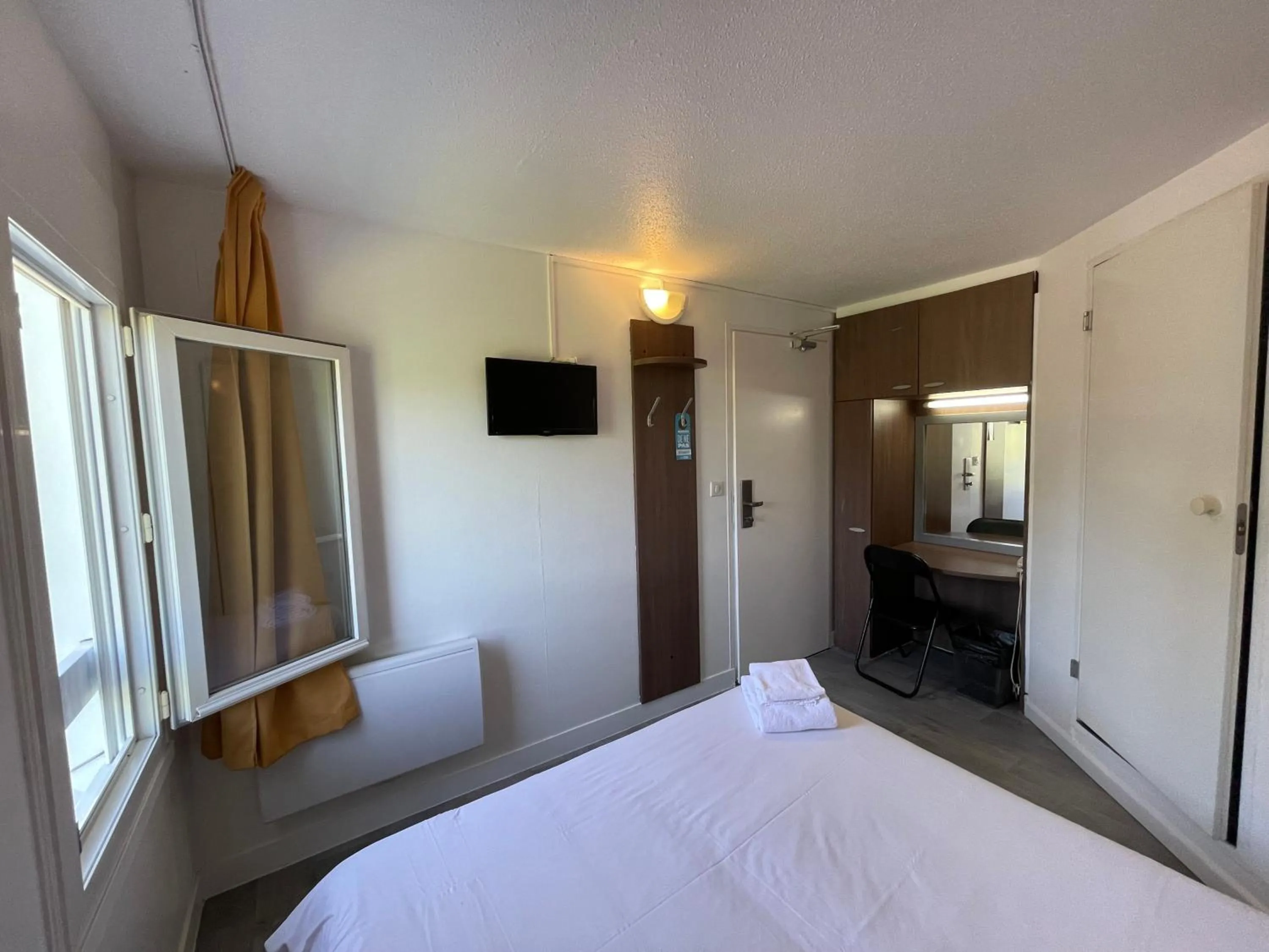 Bedroom, Bed in Kyriad Direct Val de Reuil