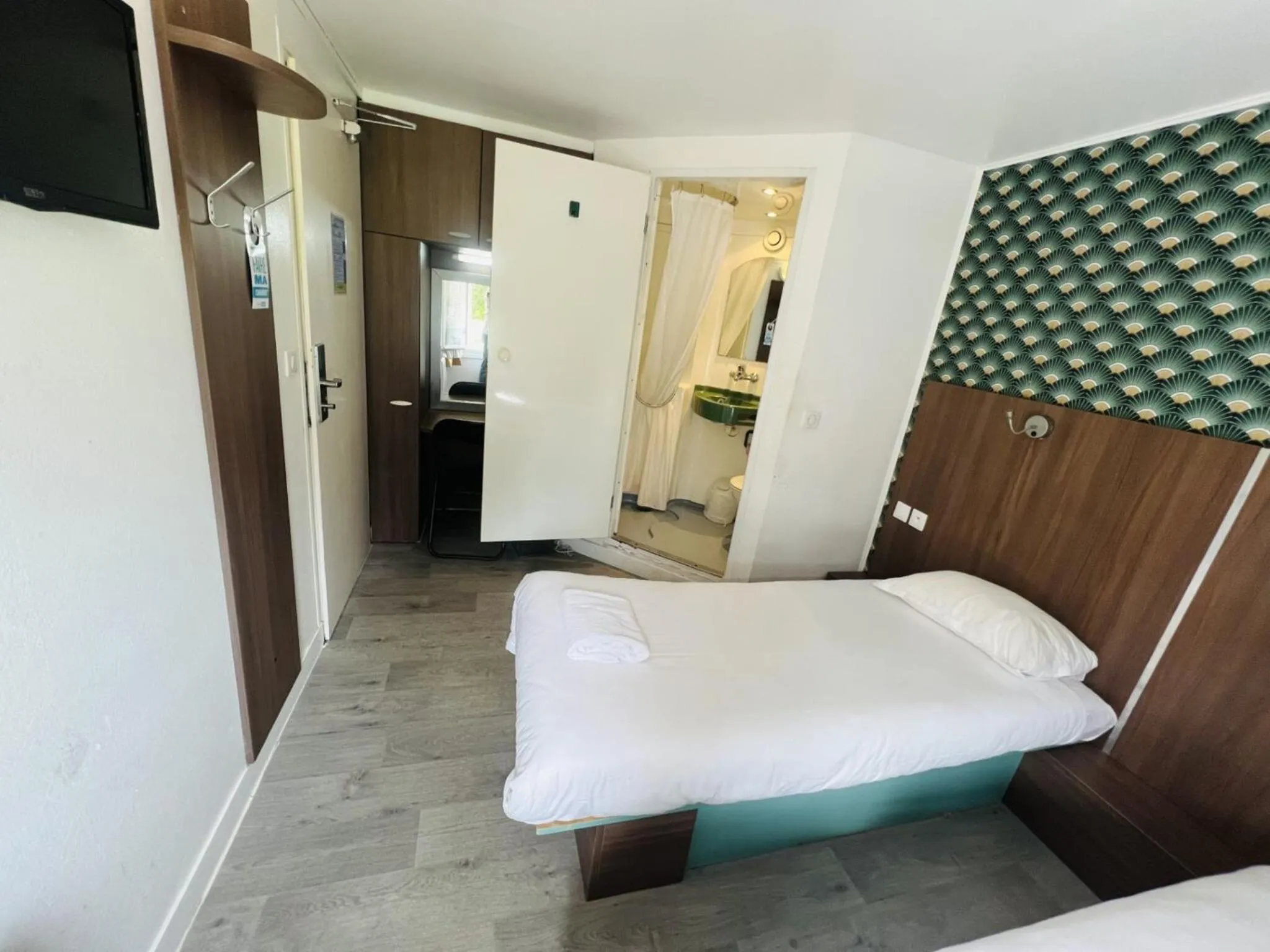 Bedroom, Bed in Kyriad Direct Val de Reuil