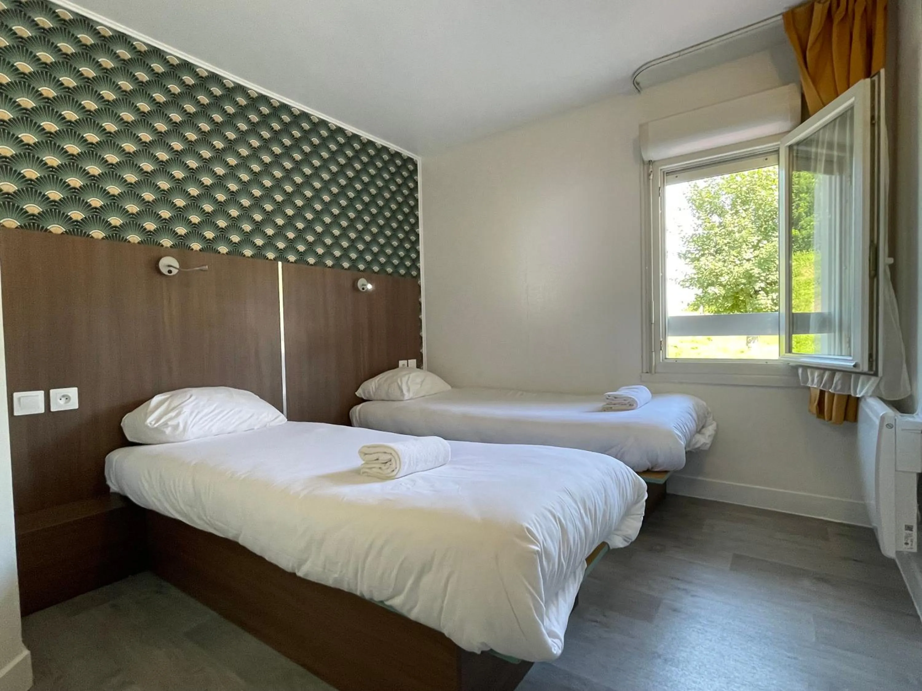 Bedroom, Bed in Kyriad Direct Val de Reuil