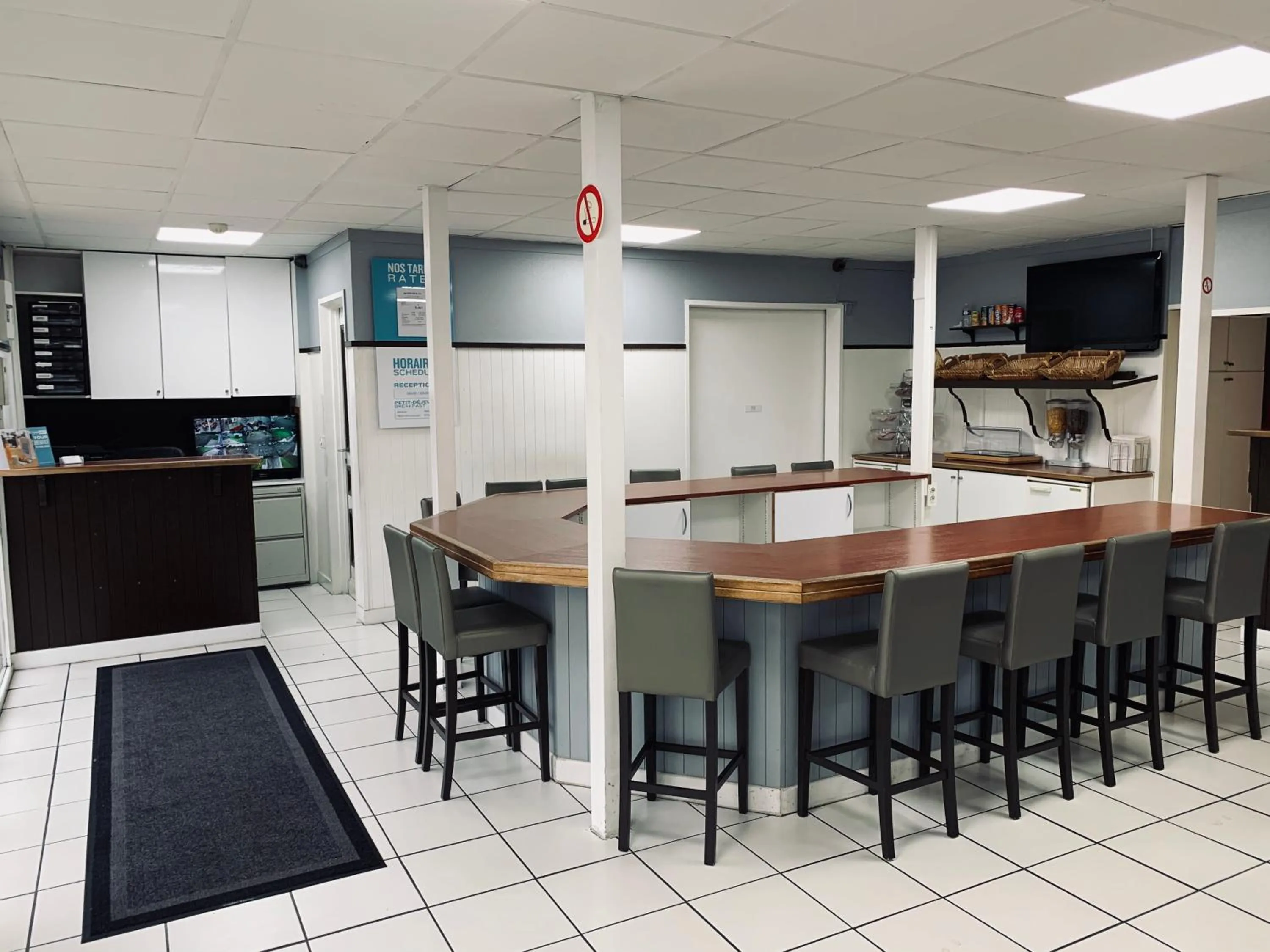 Lobby or reception in Kyriad Direct Val de Reuil