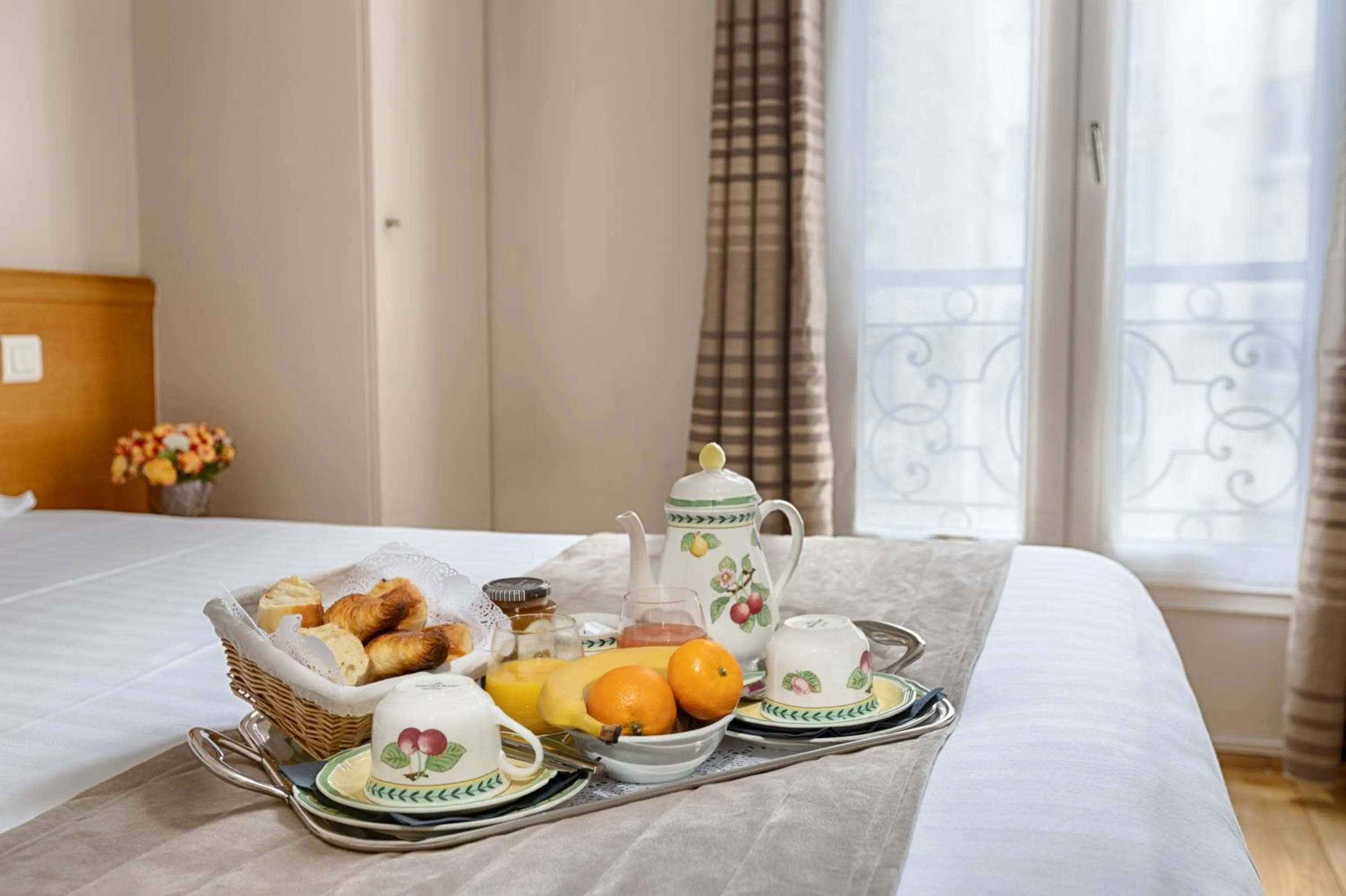 Breakfast, Bed in Apollinaire