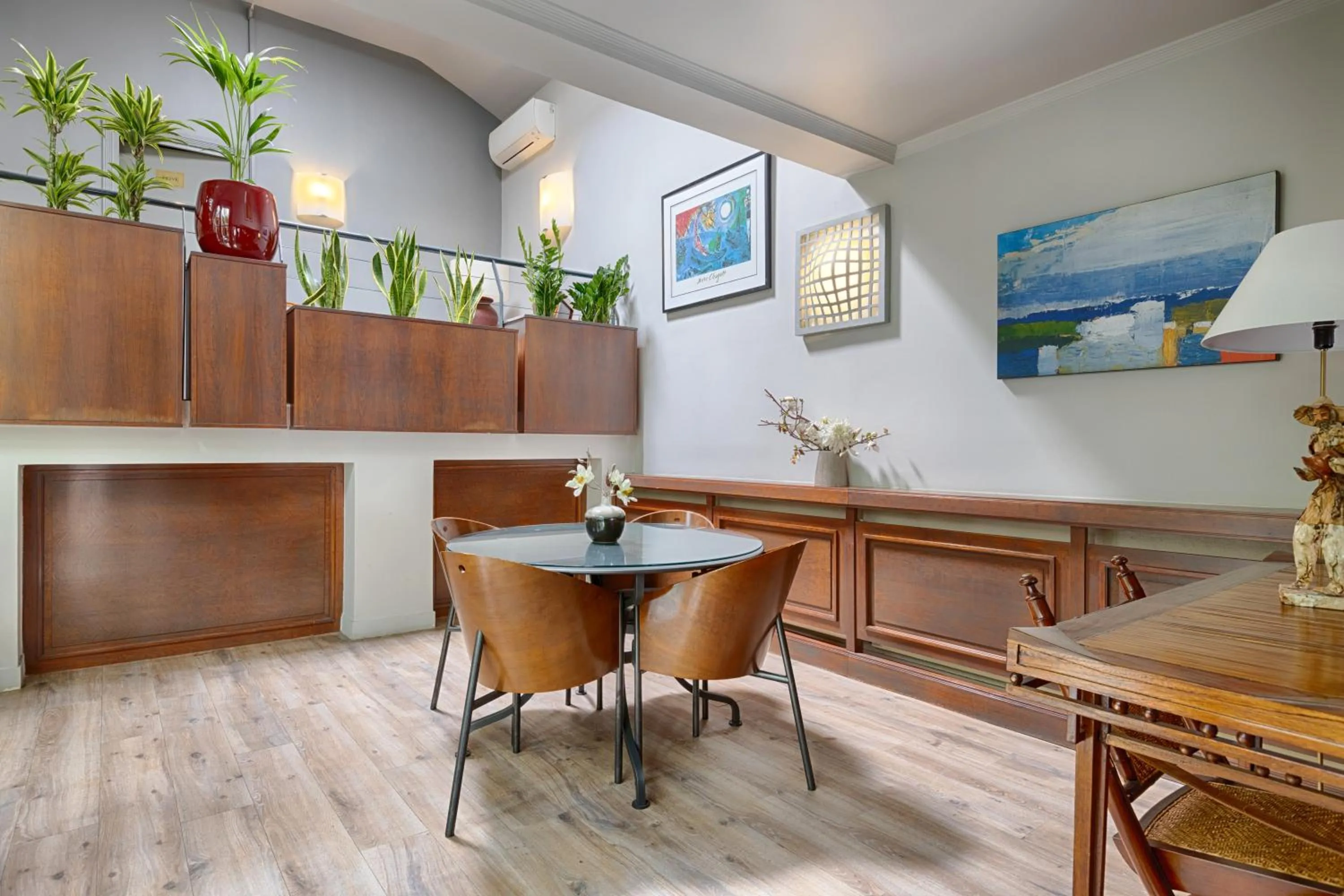 Seating area in Apollinaire