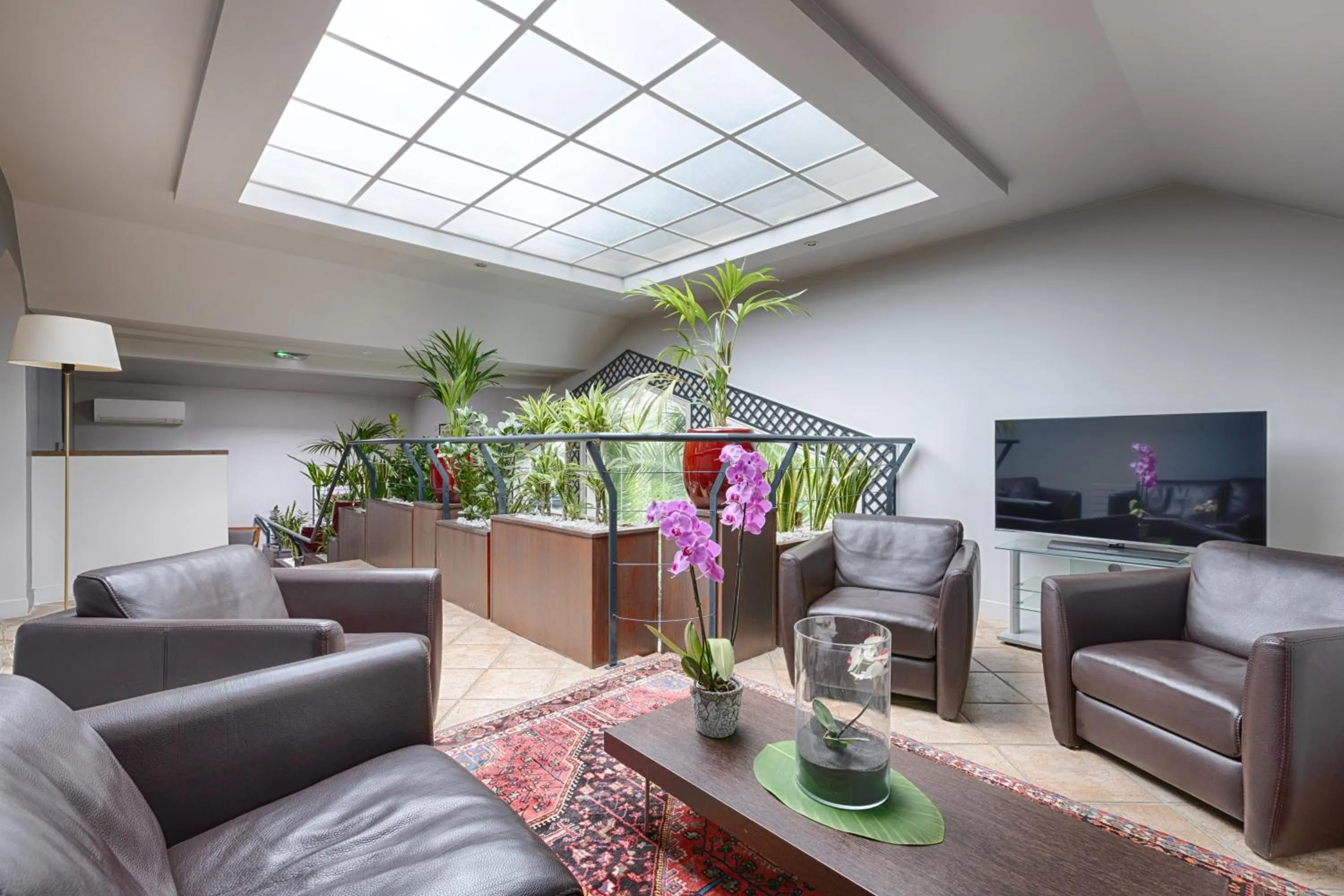 Communal lounge/ TV room in Apollinaire