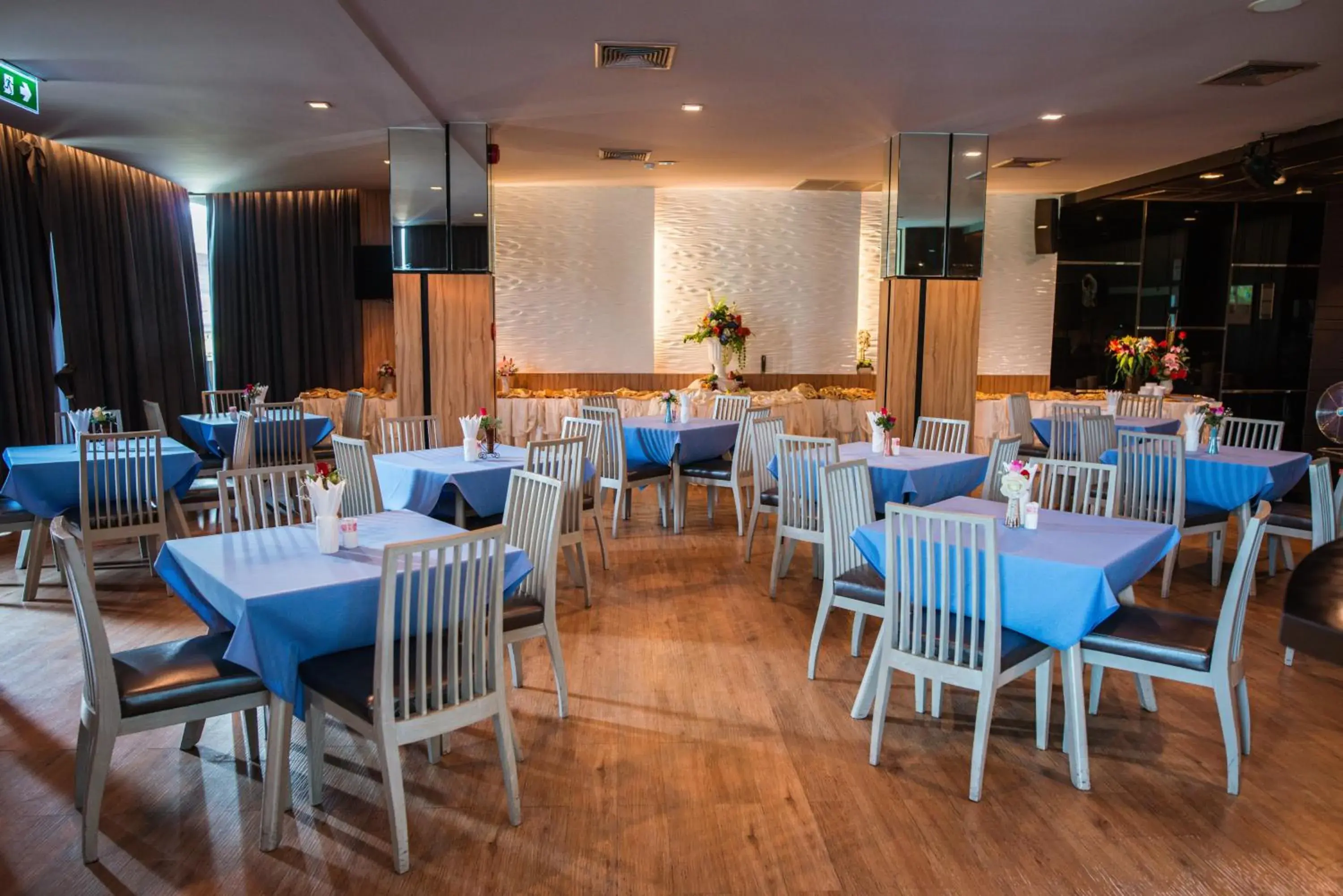 Restaurant/places to eat in Mantra Varee Hotel Restaurant/places to eat in Mantra Varee Hotel