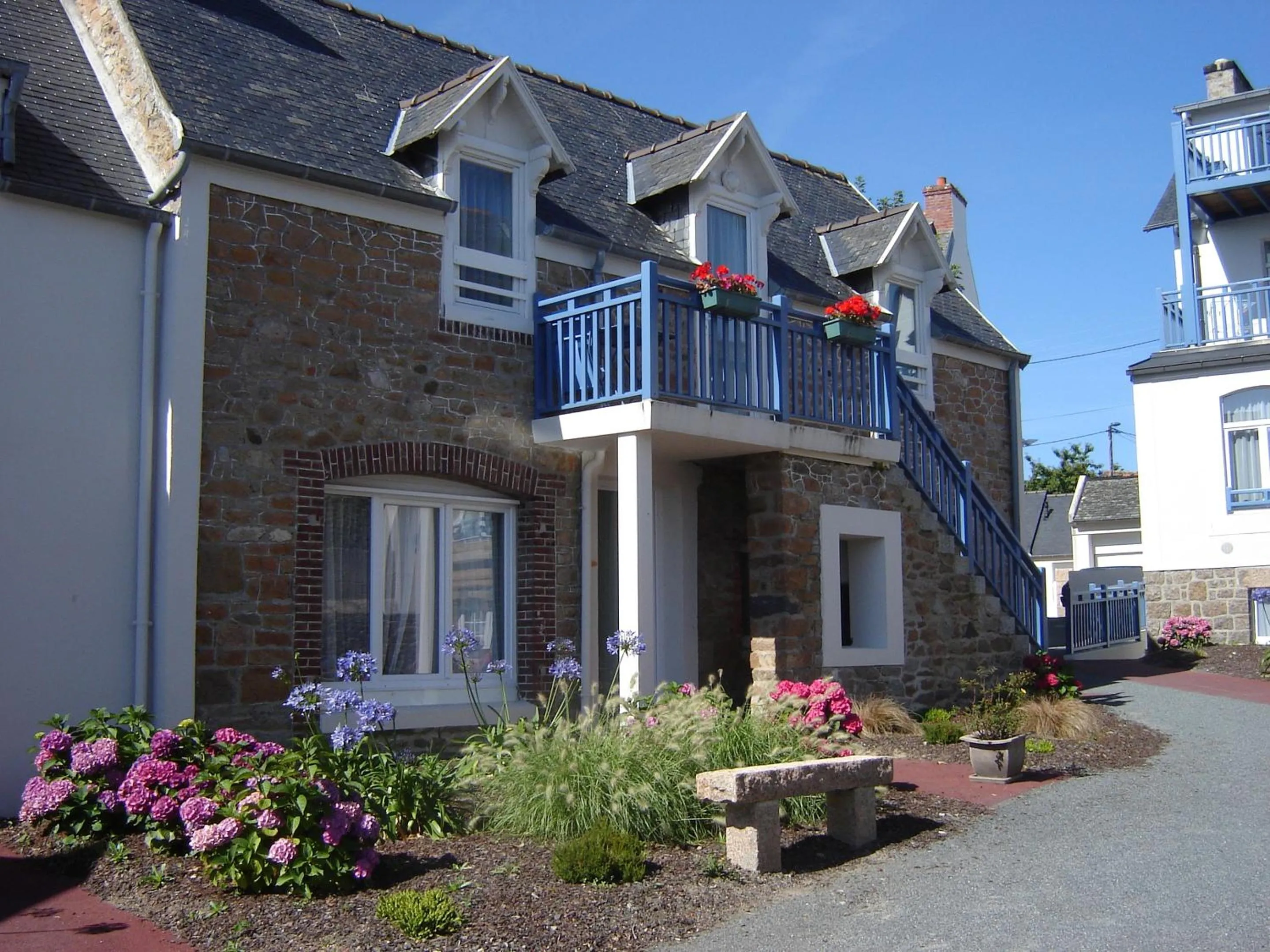 Facade/entrance in Résidence Odalys La Baie de Sainte Anne