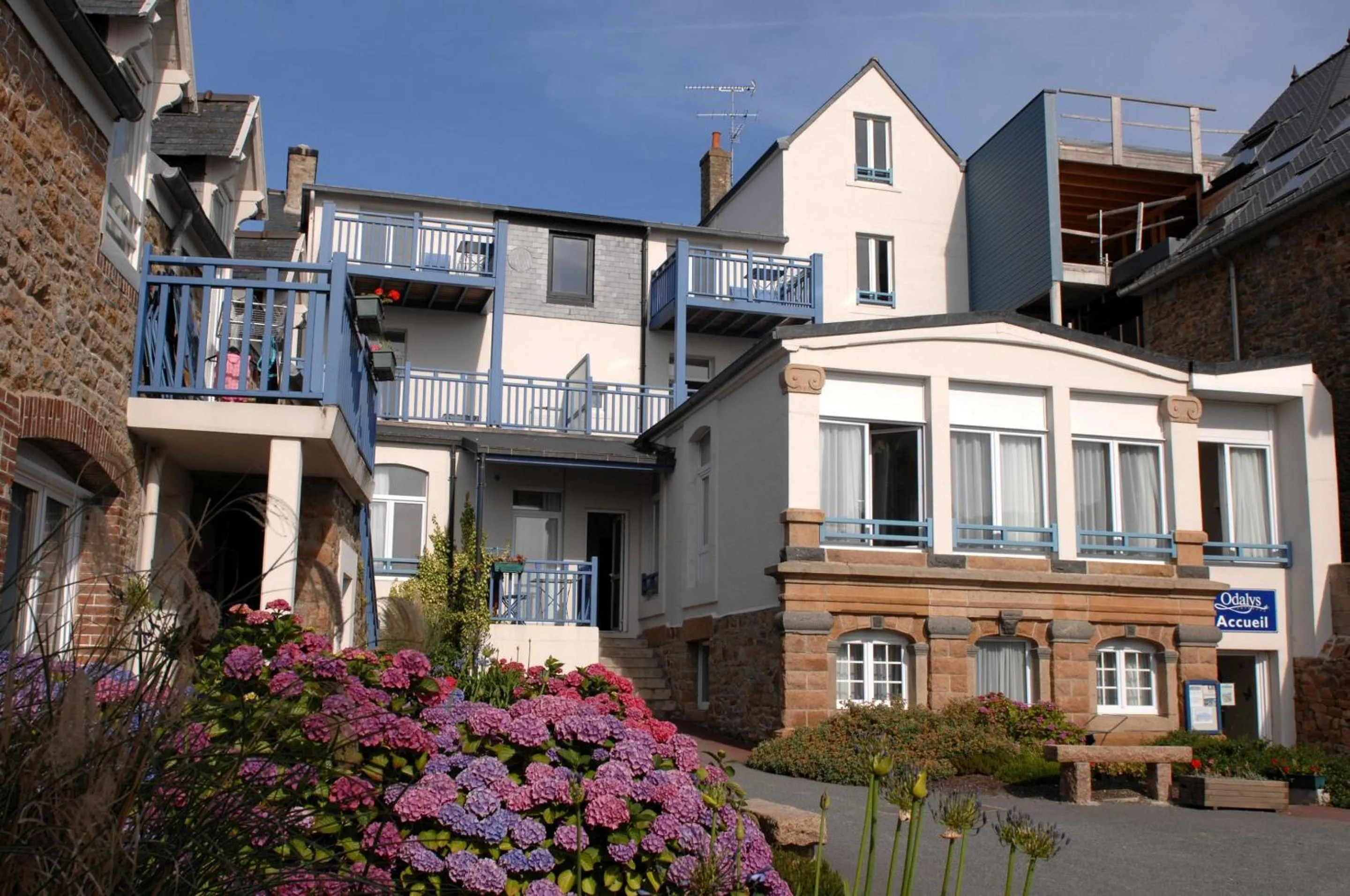 Facade/entrance in Résidence Odalys La Baie de Sainte Anne