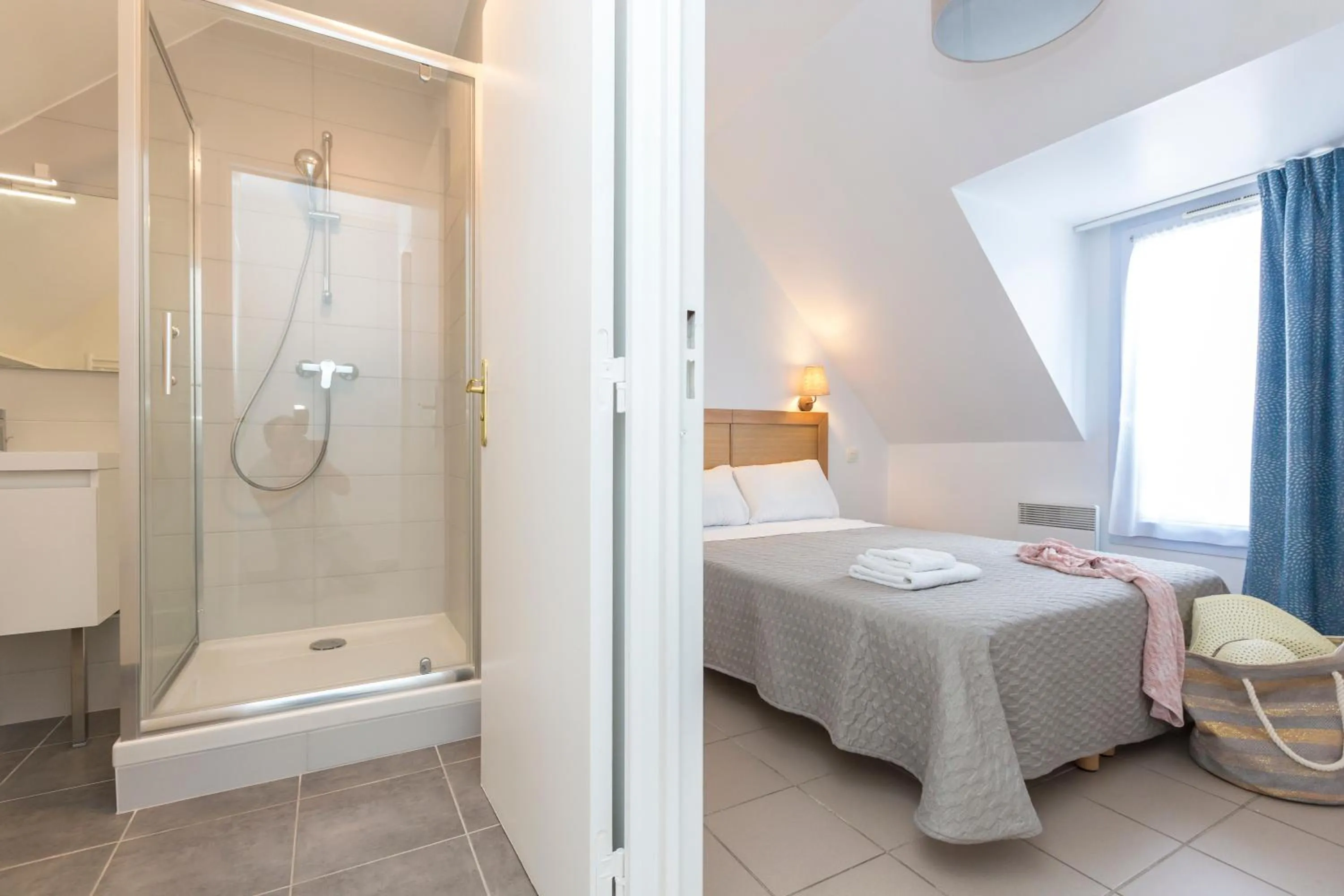 Bathroom, Bed in Résidence Odalys La Baie de Sainte Anne