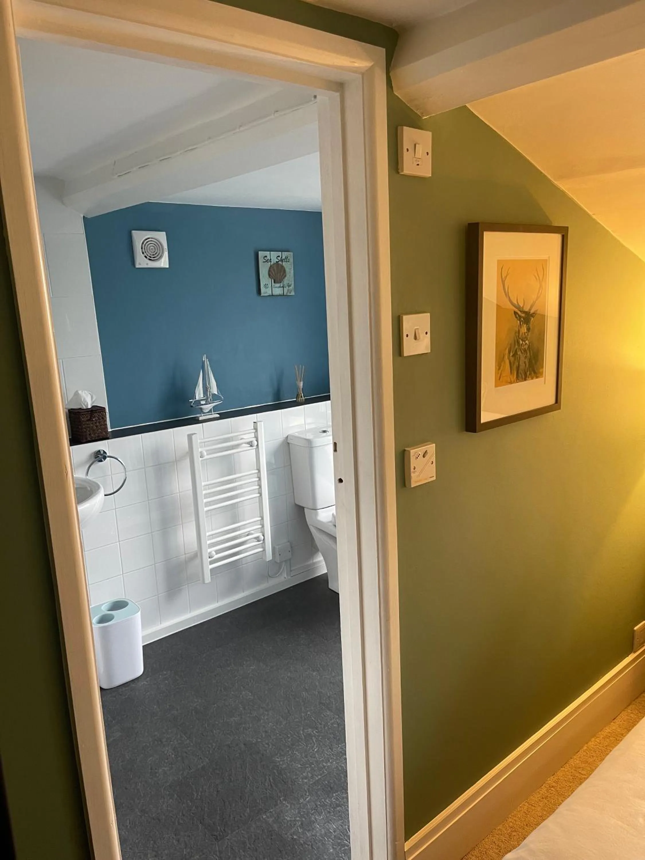 Bathroom in Myrtle Cottage B&B