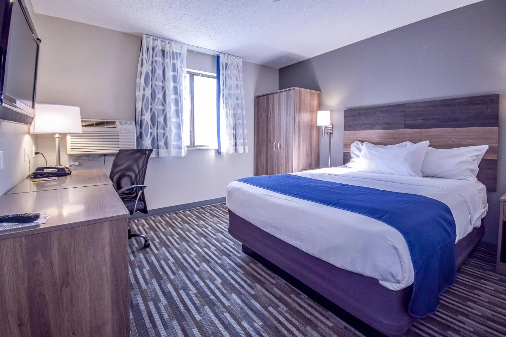 Bedroom, Bed in Days Inn & Suites by Wyndham Wisconsin Dells
