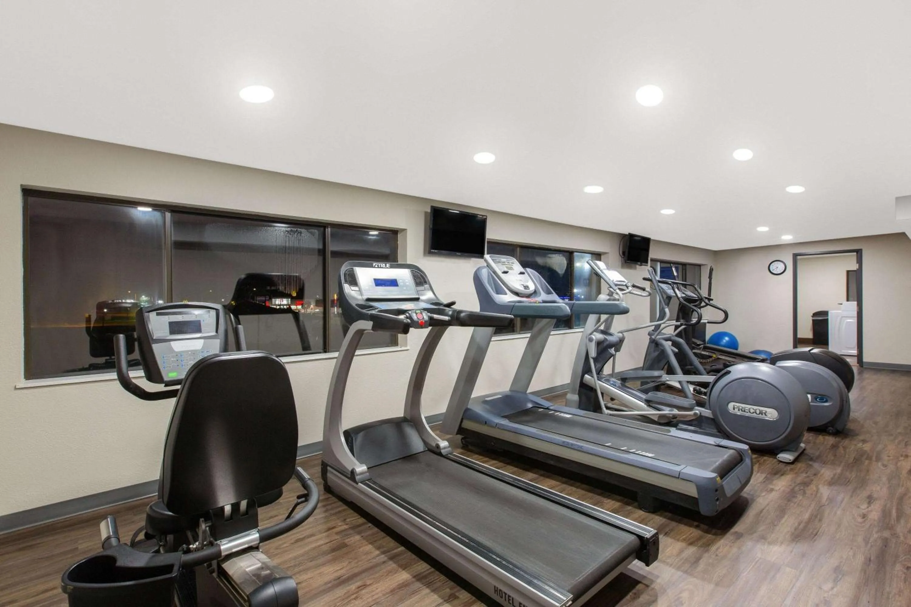 Fitness centre/facilities in Days Inn & Suites by Wyndham Wisconsin Dells