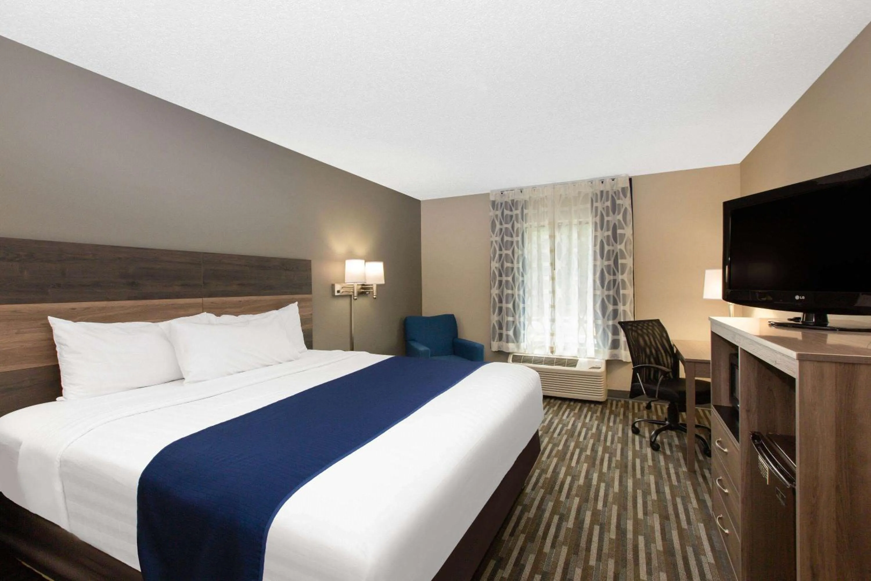 Photo of the whole room, Bed in Days Inn & Suites by Wyndham Wisconsin Dells