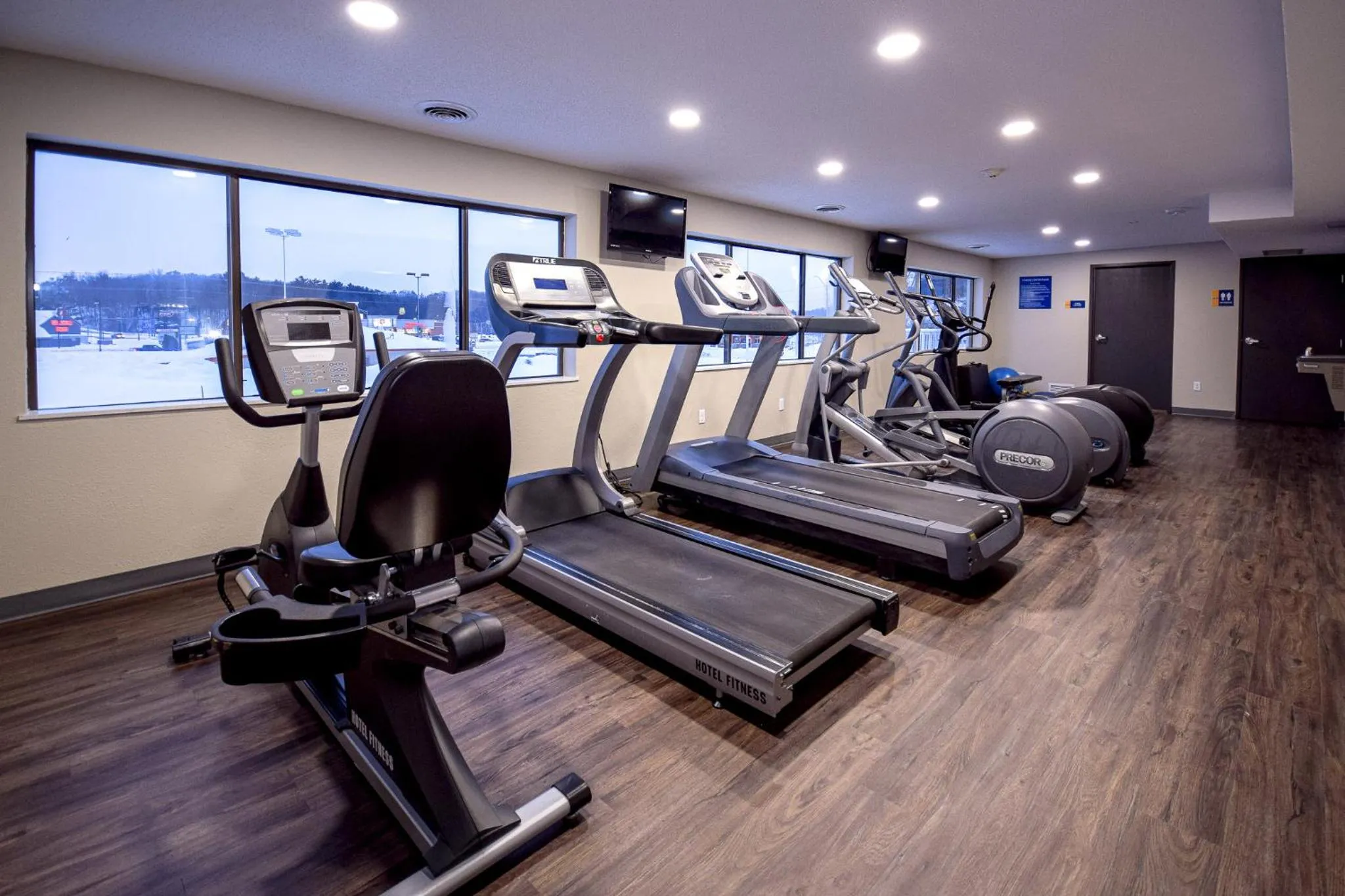 Fitness centre/facilities in Days Inn & Suites by Wyndham Wisconsin Dells