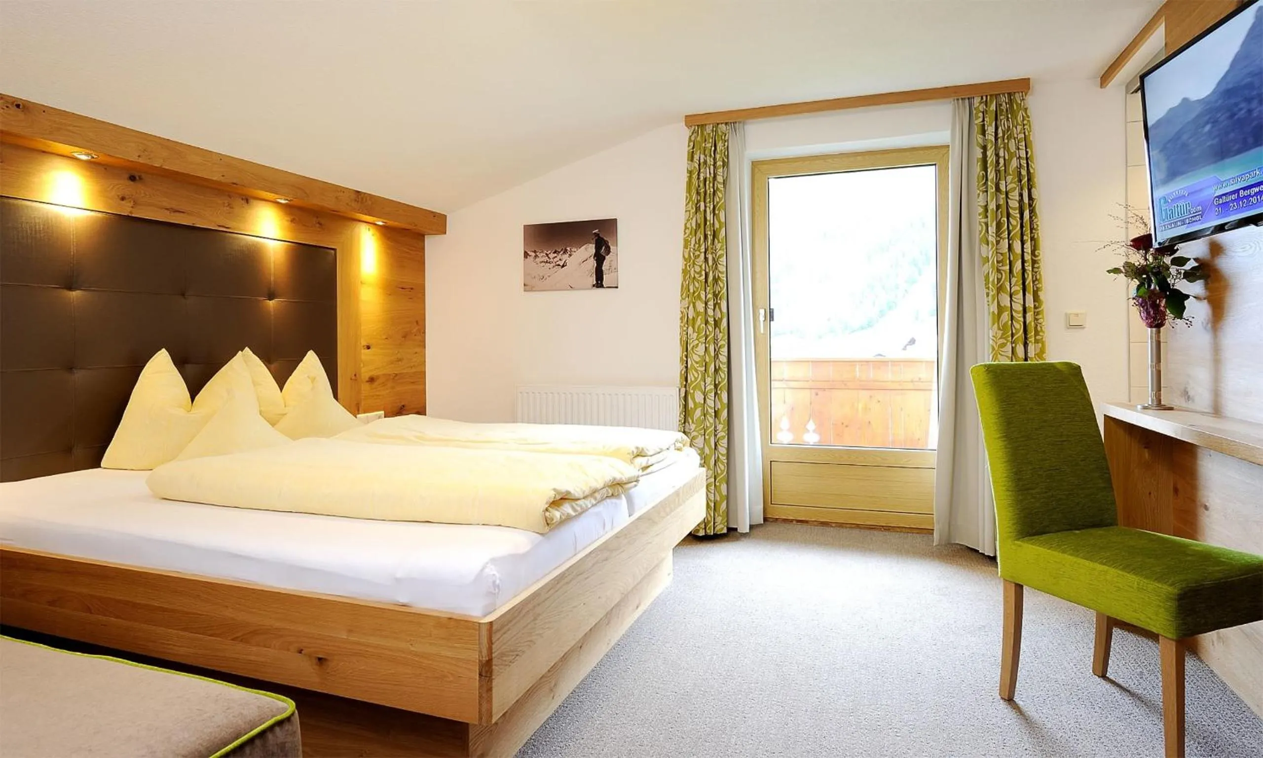 Bedroom, Bed in Apart Christine - Silvrettacard-Sommer inklusive