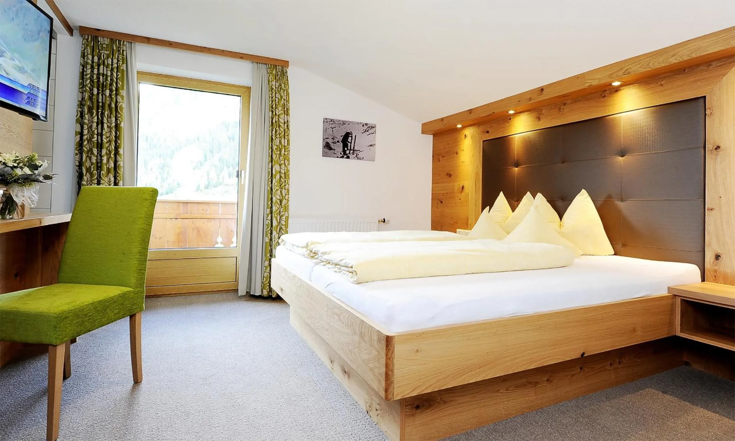 Bedroom, Bed in Apart Christine - Silvrettacard-Sommer inklusive