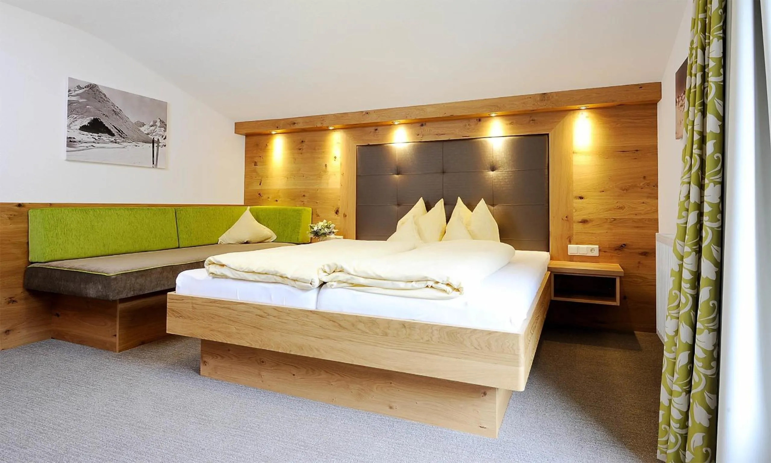 Bedroom, Bed in Apart Christine - Silvrettacard-Sommer inklusive