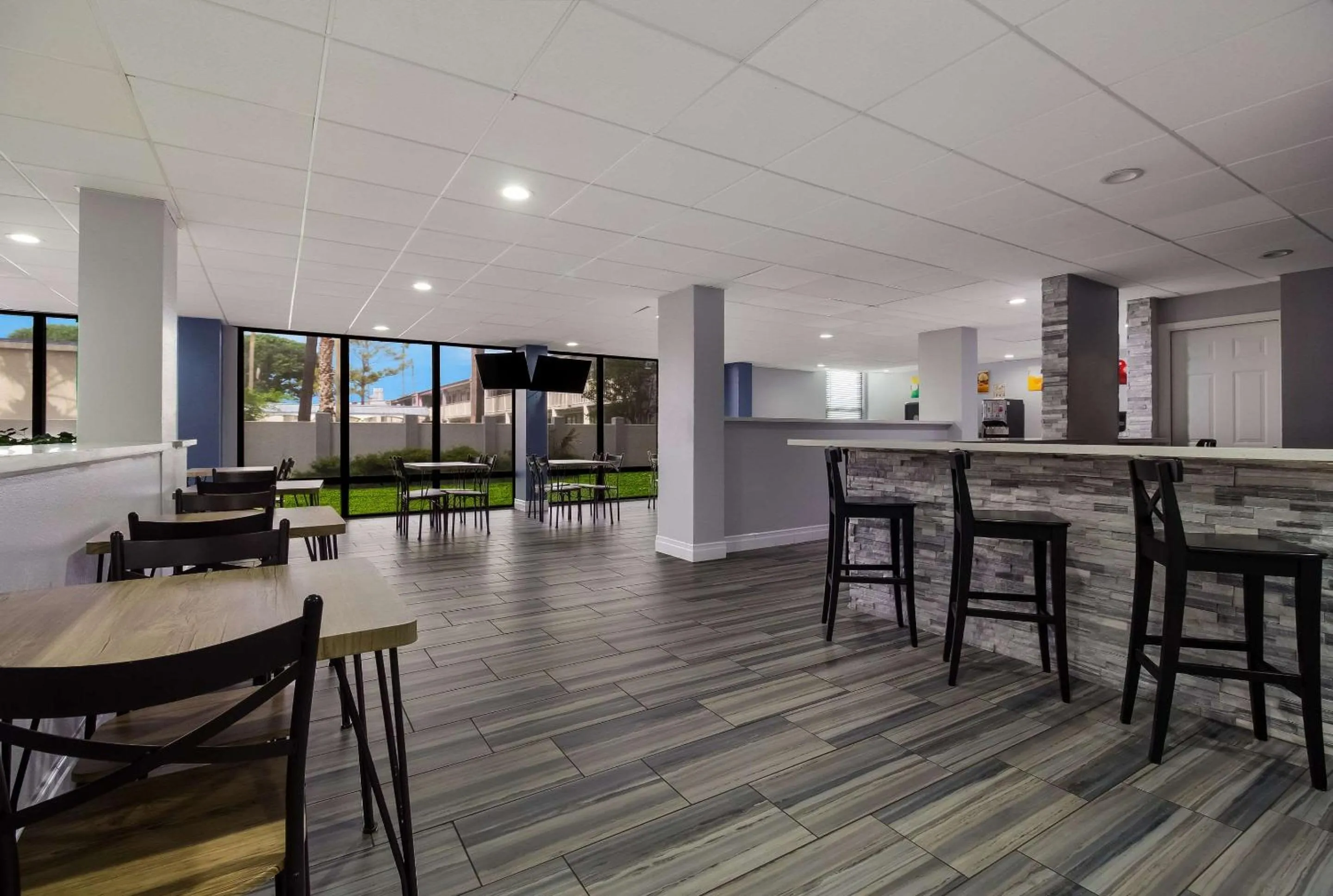 Breakfast in Quality Inn Houston East I-10