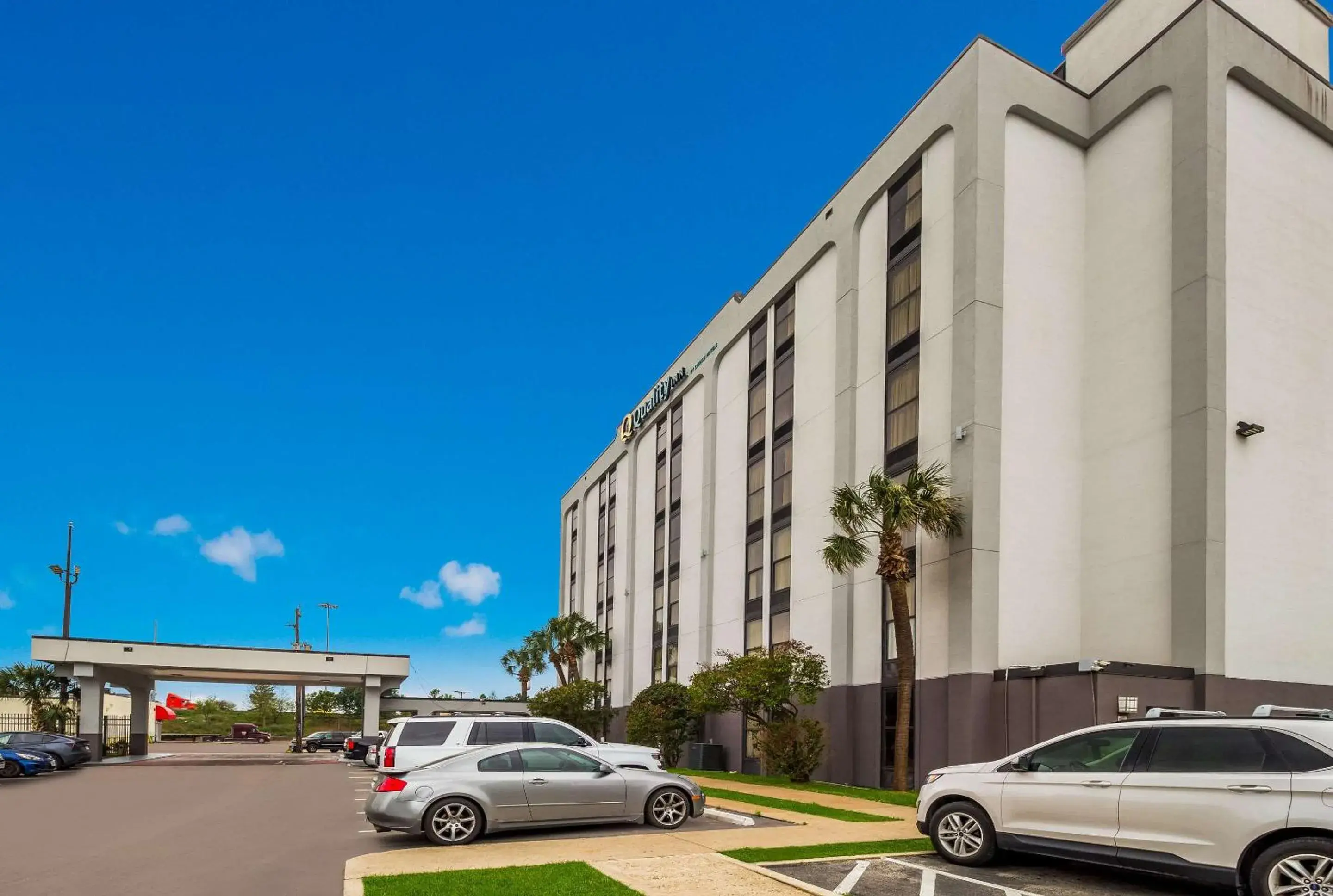 Property building in Quality Inn Houston East I-10 Property building in Quality Inn Houston East I-10