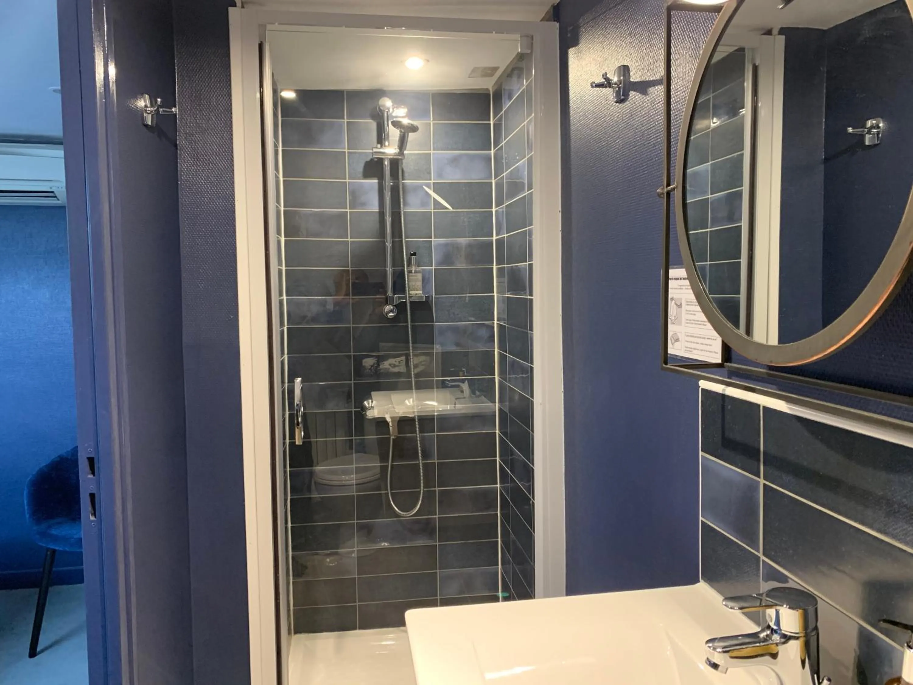 Bathroom in Hotel Iena