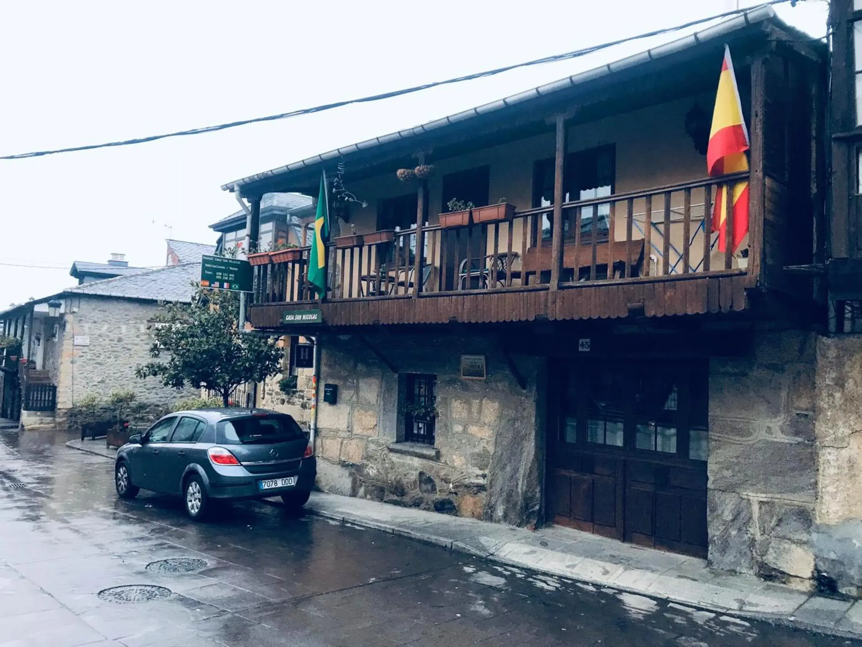 Spacious House in Molinaseca with Mountain View Spacious House in Molinaseca with Mountain View