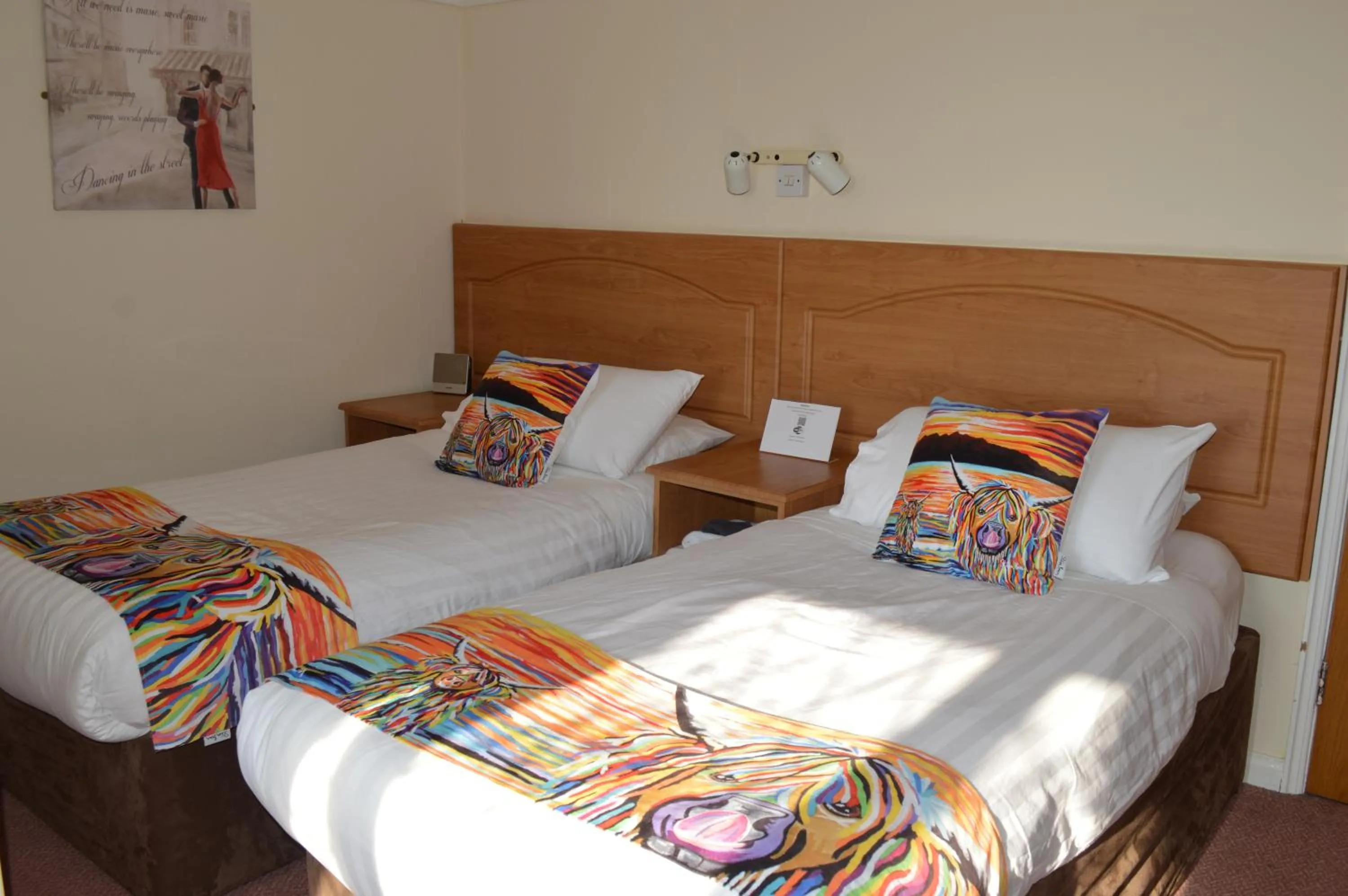 Standard Twin Room with Shower in Hunters Lodge Hotel