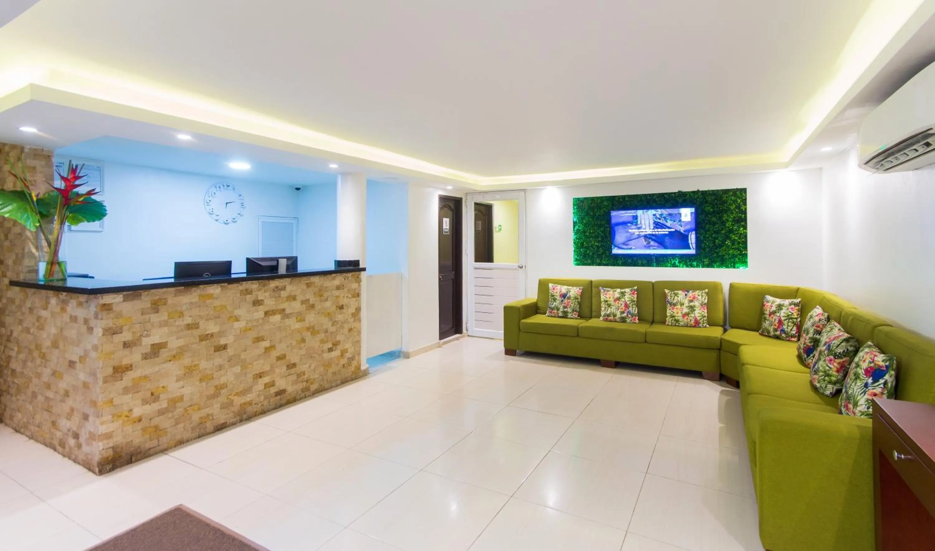 Lobby or reception in Hotel Avexi Suites By GEH Suites
