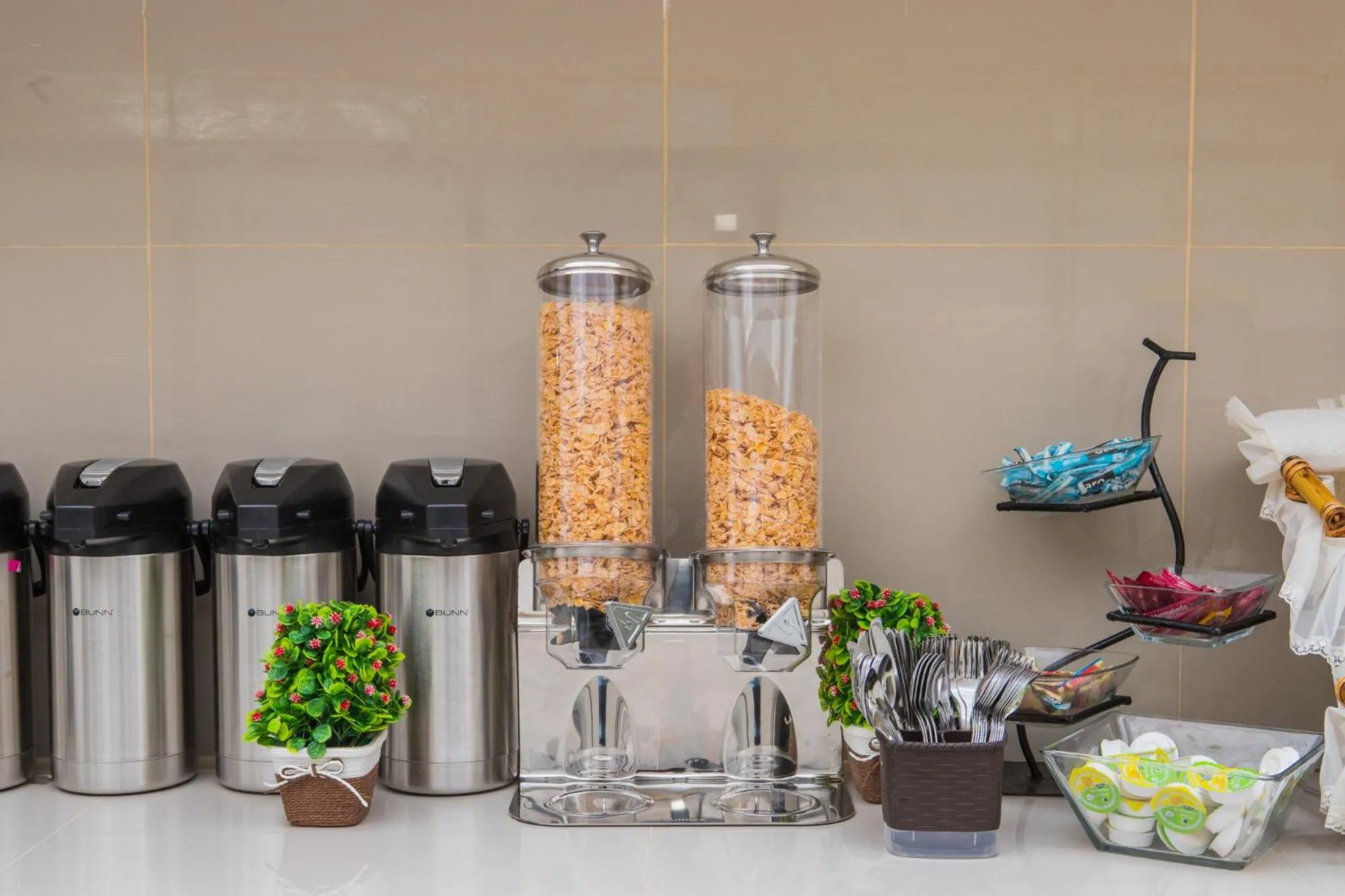 Restaurant/places to eat in Hotel Avexi Suites By GEH Suites