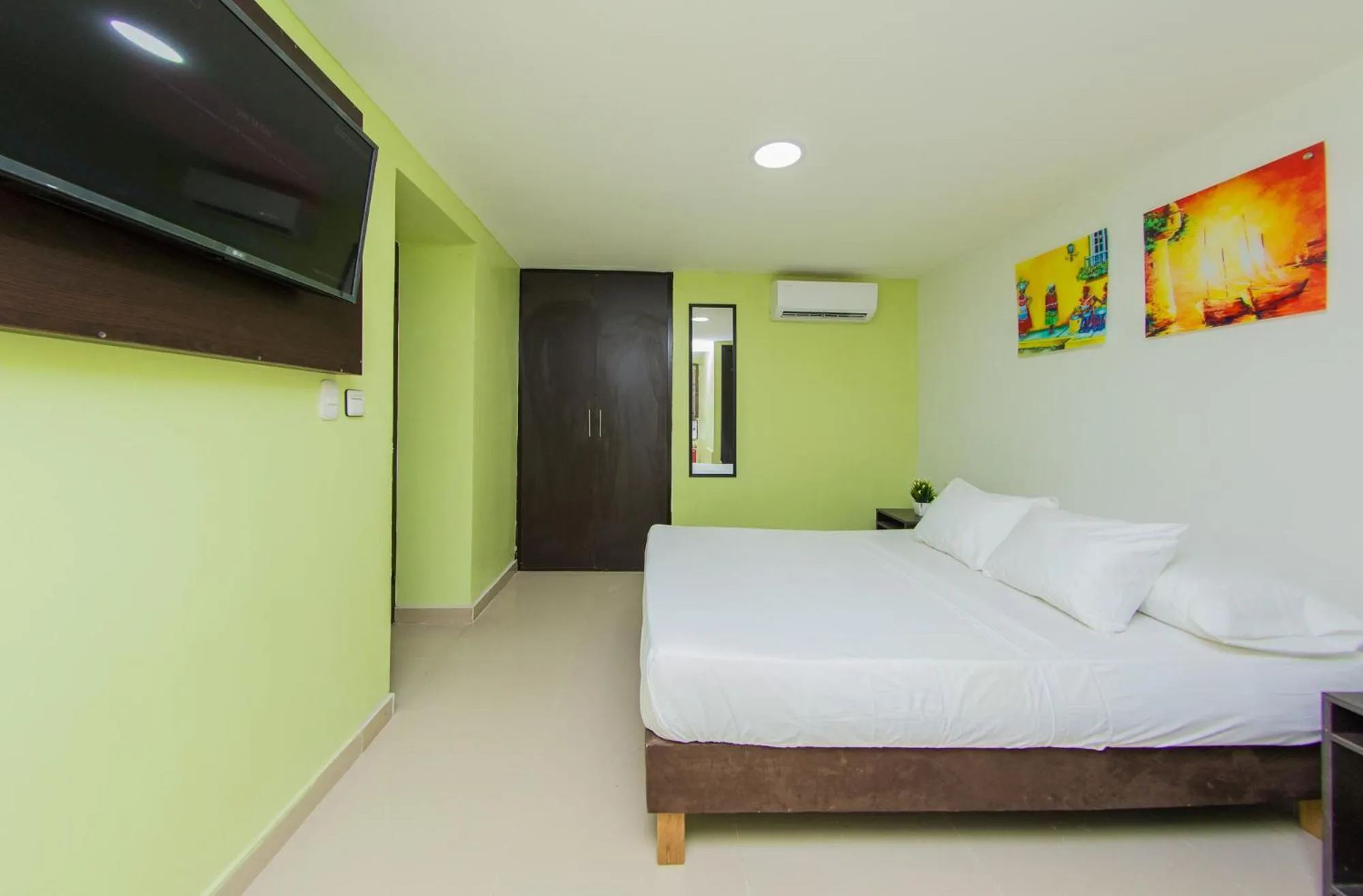 Bed in Hotel Avexi Suites By GEH Suites