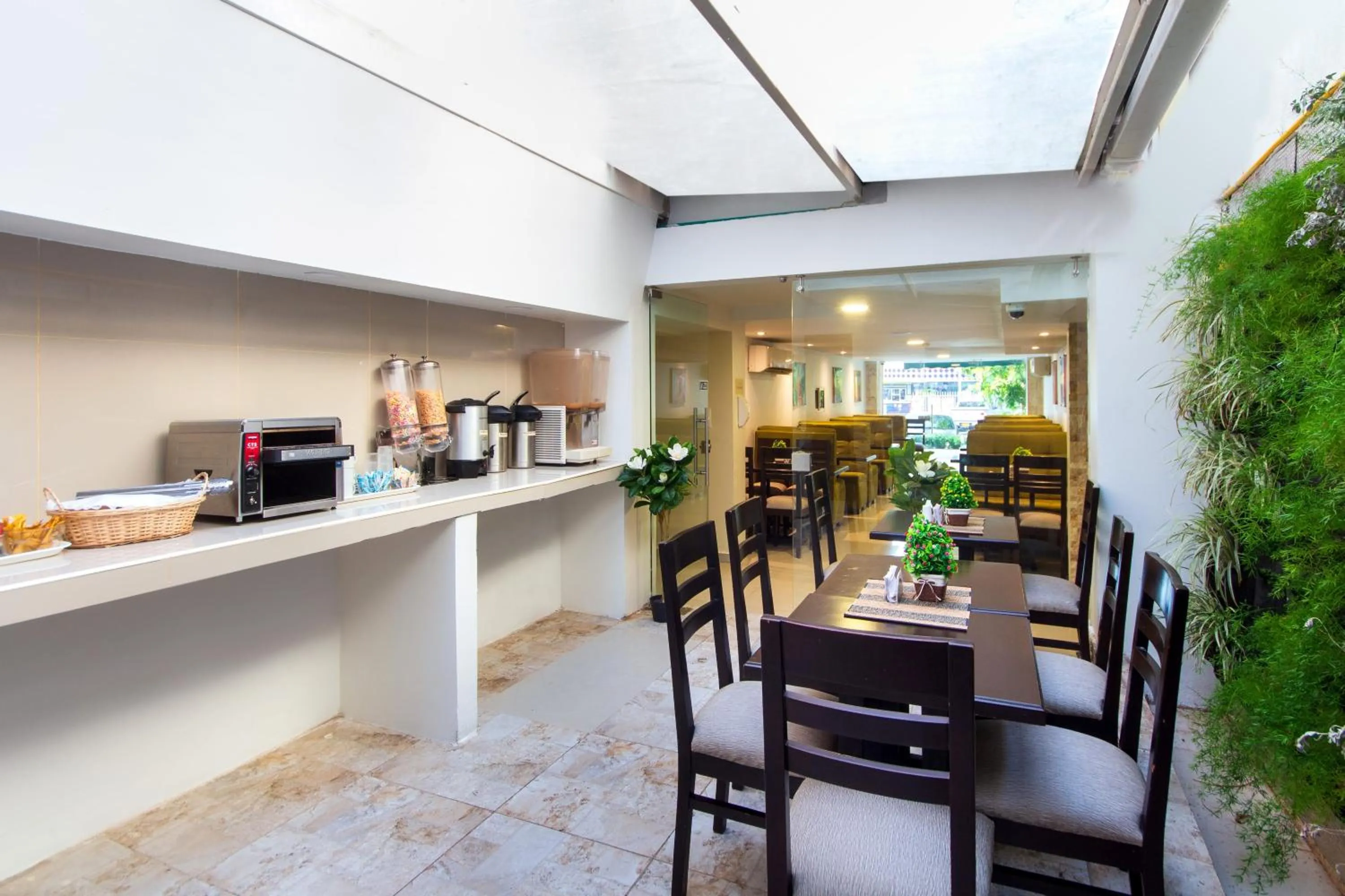 Restaurant/places to eat in Hotel Avexi Suites By GEH Suites