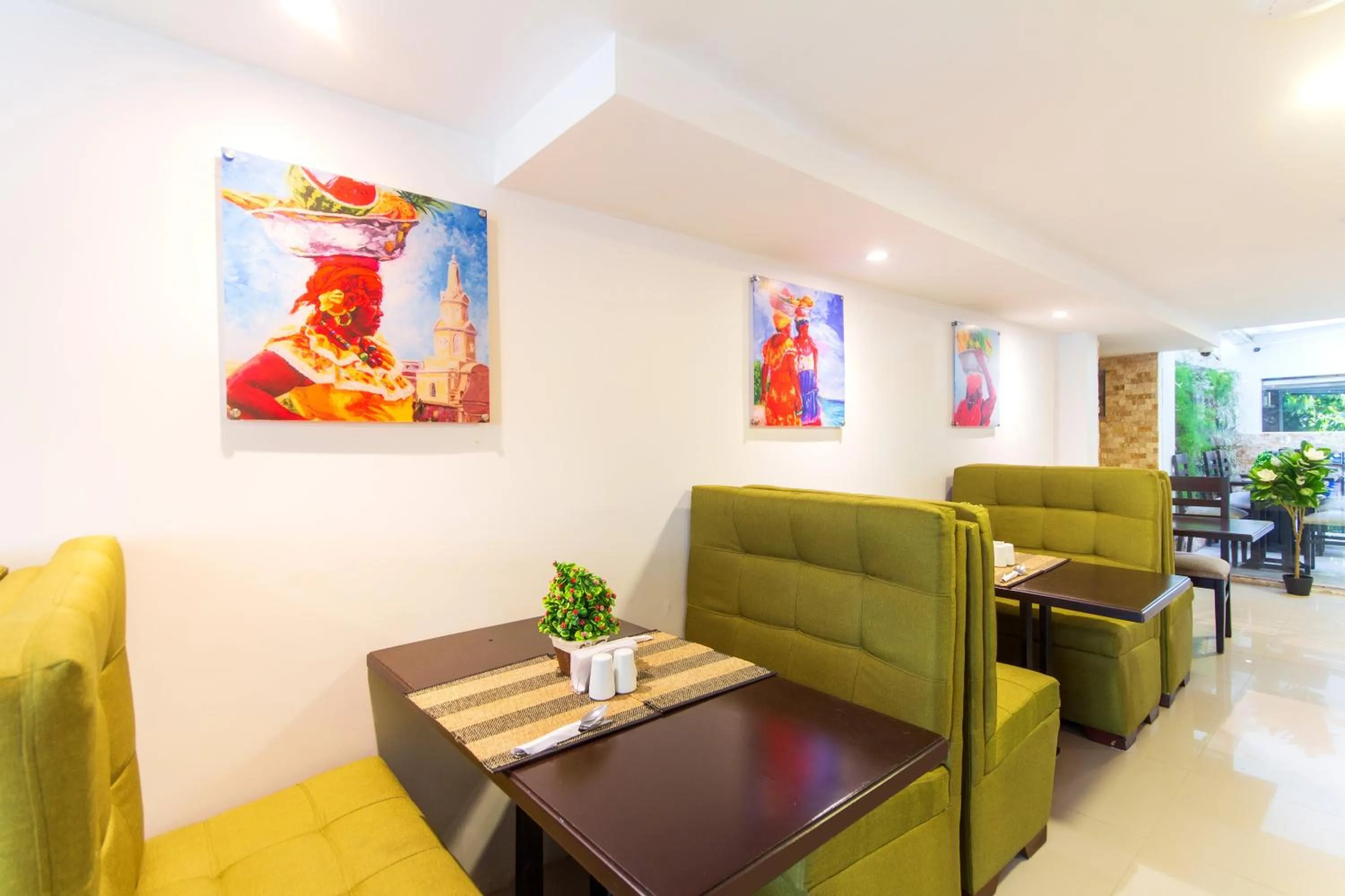 Dining area in Hotel Avexi Suites By GEH Suites