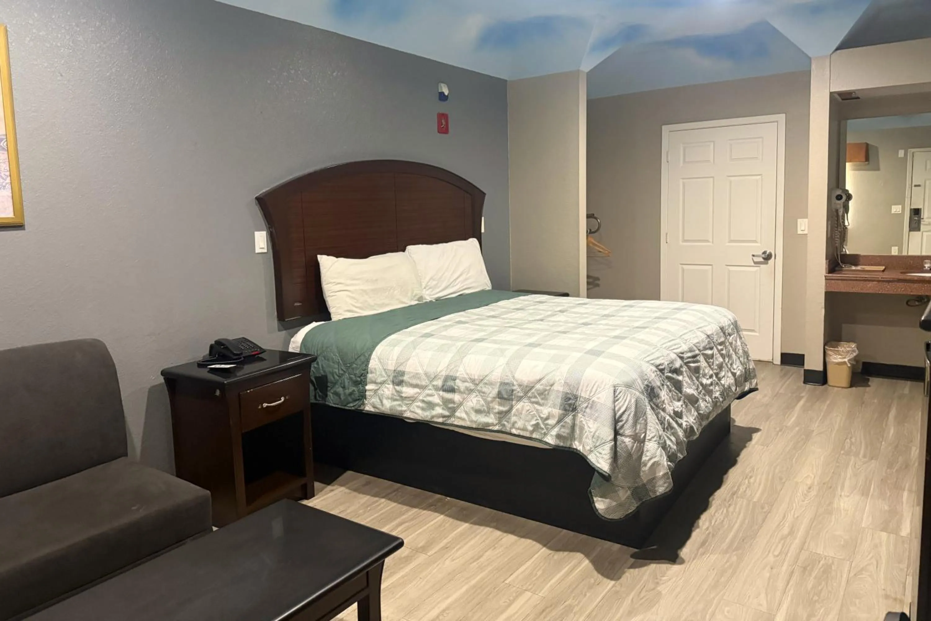 Bedroom, Bed in Hotel O Regency Suites Houston - IAH Beltway 8