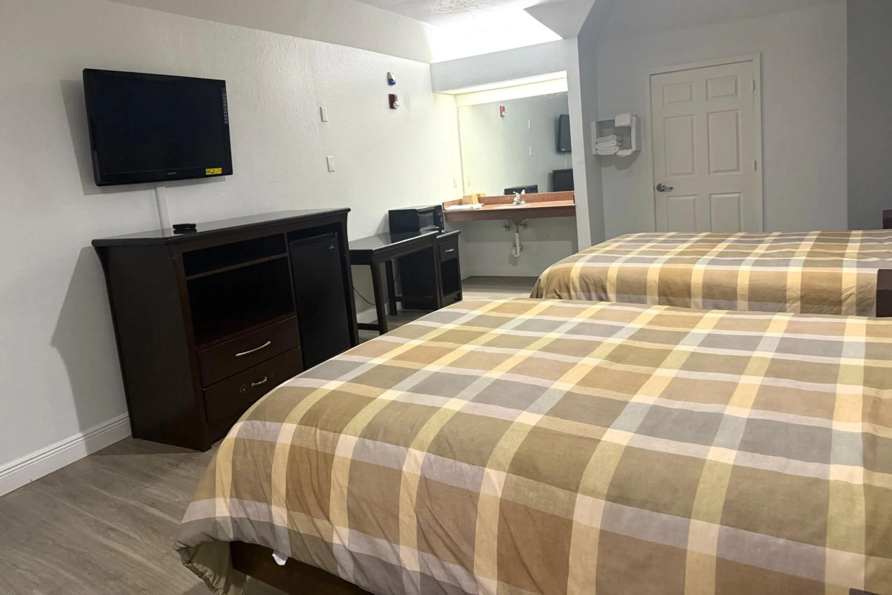 Bedroom, Bed in Hotel O Regency Suites Houston - IAH Beltway 8