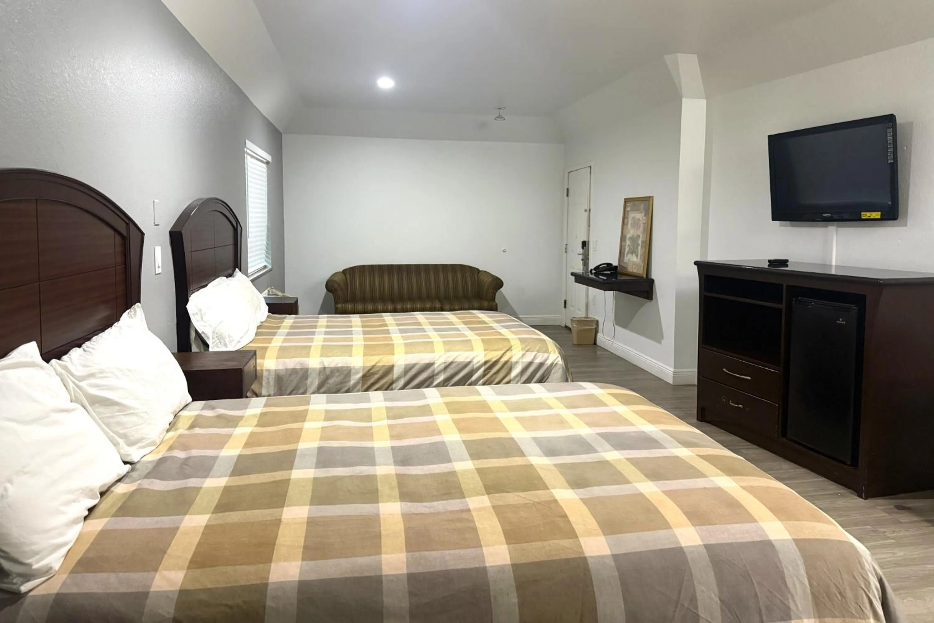 Bedroom, Bed in Hotel O Regency Suites Houston - IAH Beltway 8