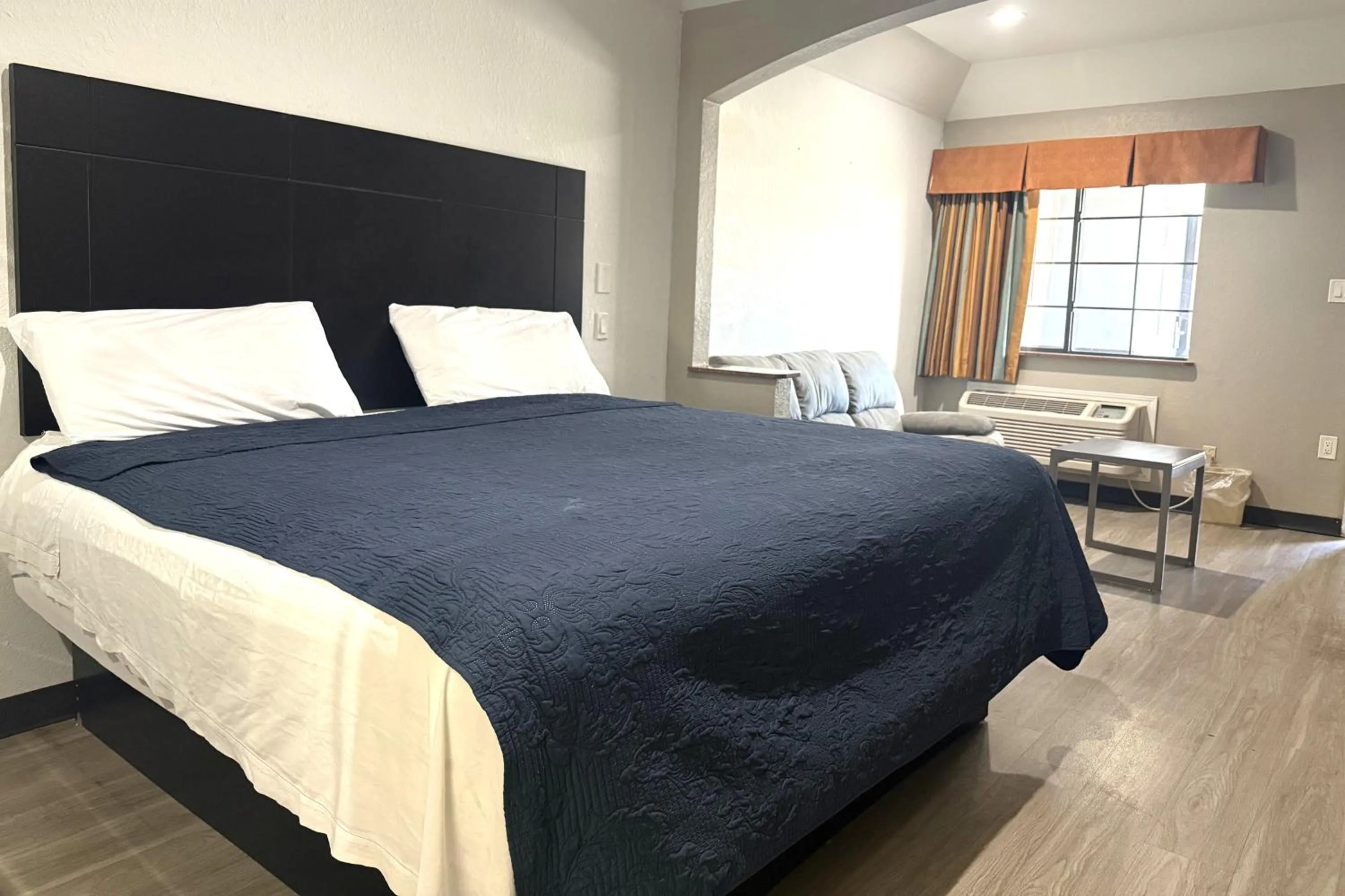 Bedroom, Bed in Hotel O Regency Suites Houston - IAH Beltway 8