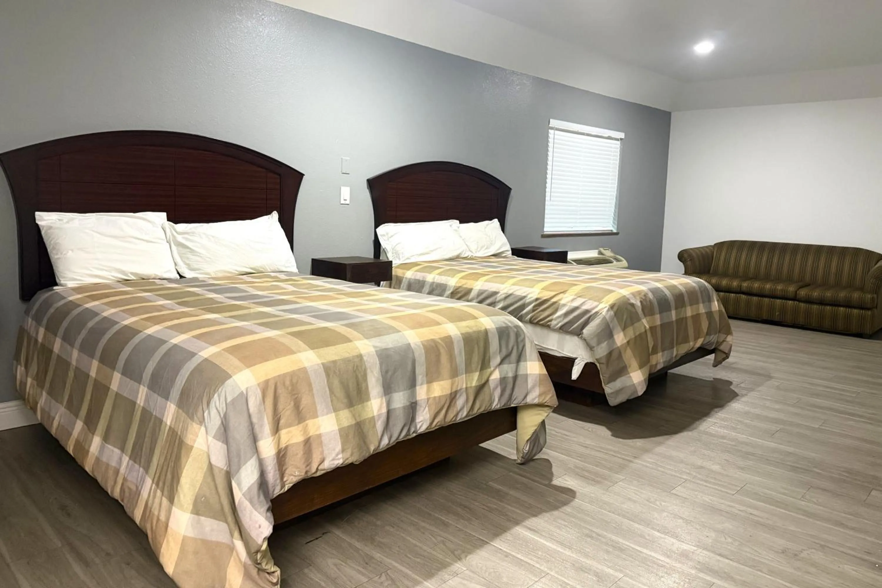 Bedroom, Bed in Hotel O Regency Suites Houston - IAH Beltway 8