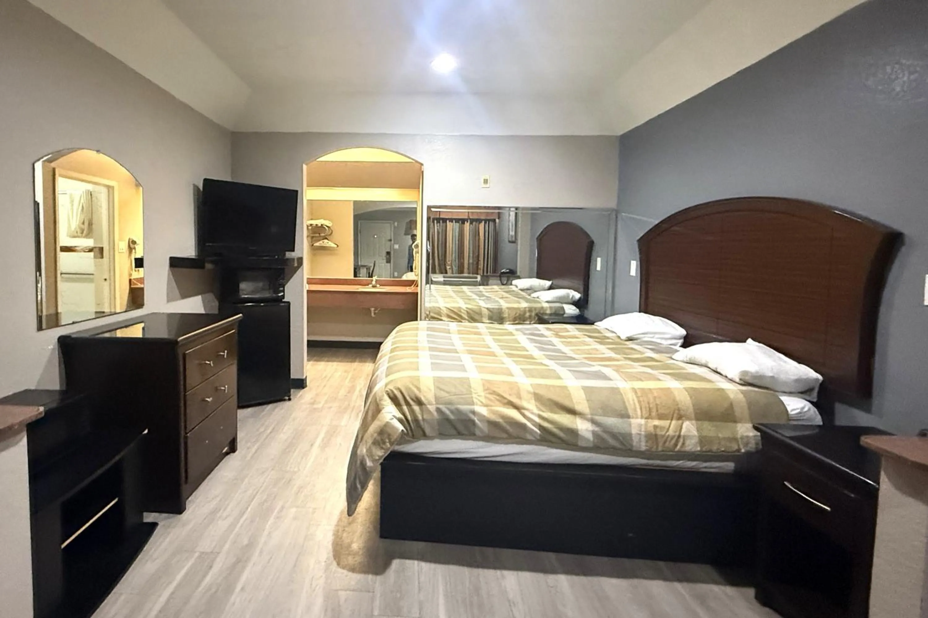 Bedroom, Bed in Hotel O Regency Suites Houston - IAH Beltway 8